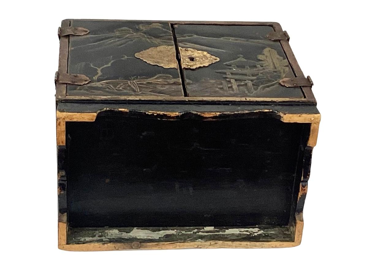 19th Century Japanese Chinoiserie Lacquer Chest For Sale 2
