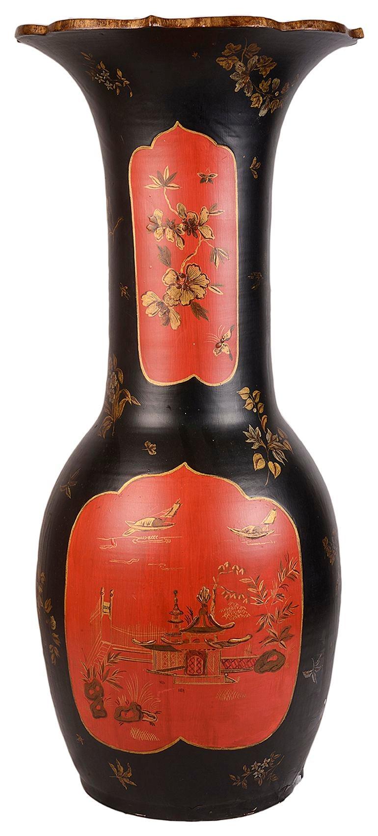 Vase en laque Chinoiserie japonaise du 19e siècle, à fond noir avec des panneaux rouges peints à la main avec des décorations florales, vers 1880.
 
Lot 72 