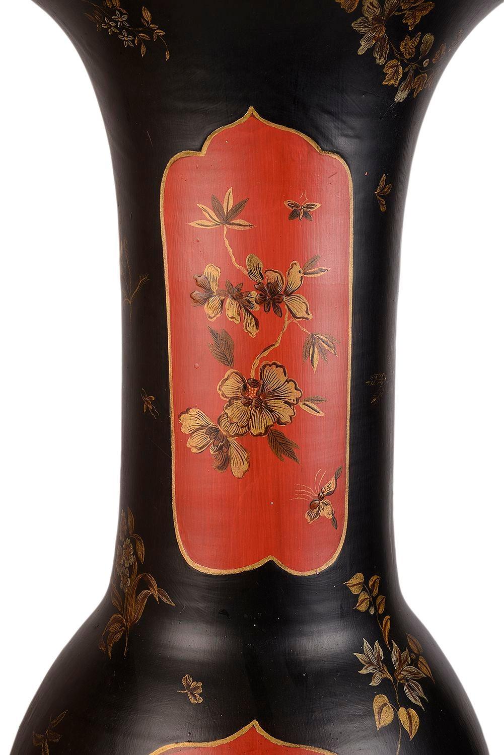Japonais Vase en porcelaine laquée japonaise Chinoiserie du 19e siècle. en vente