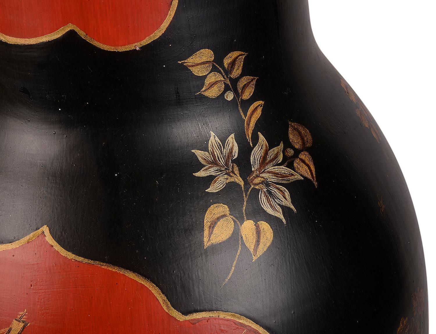 Laqué Vase en porcelaine laquée japonaise Chinoiserie du 19e siècle. en vente