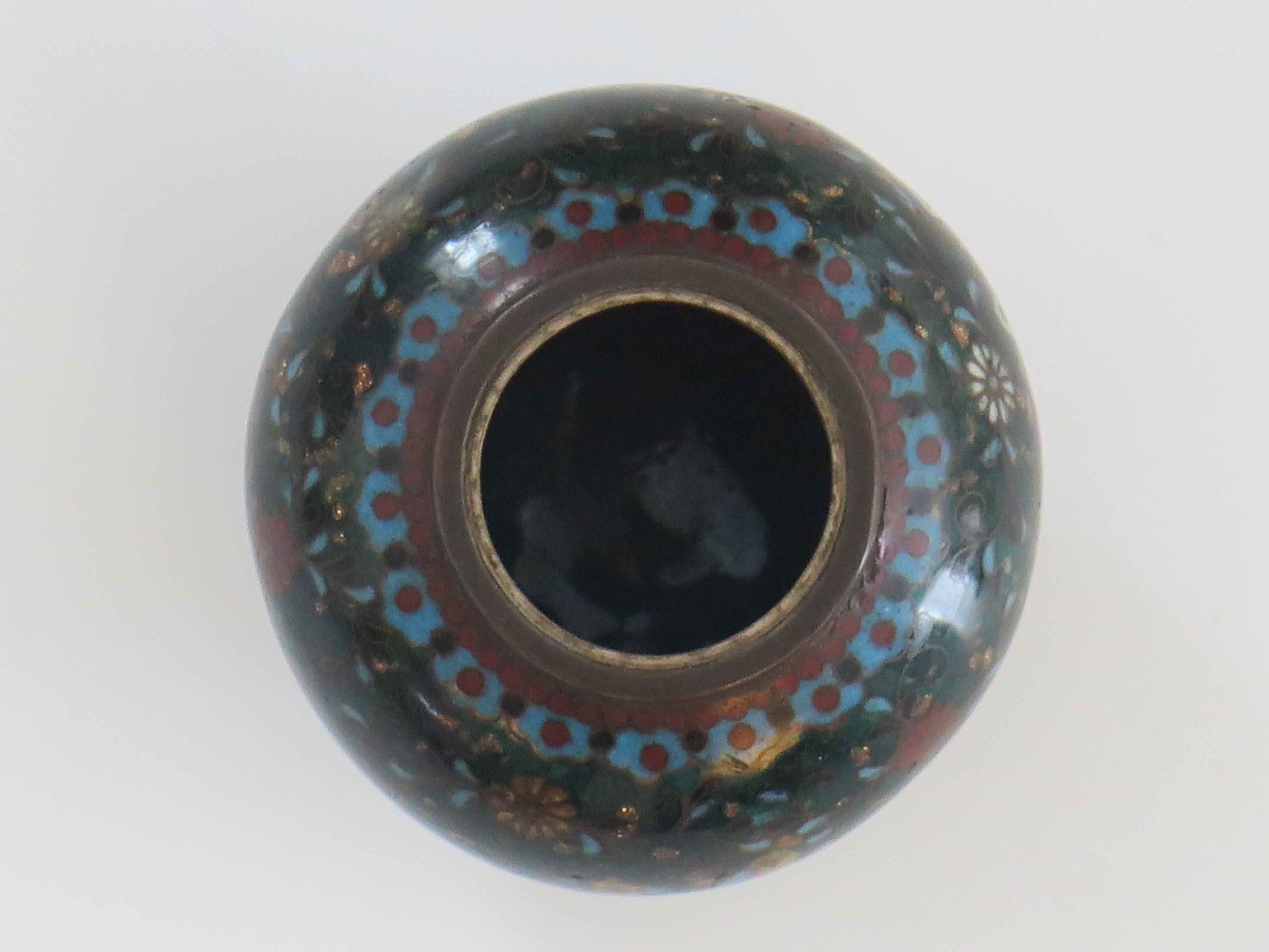Petite jarre à couvercle cloisonné japonaise du 19e siècle, début de la période Meiji  en vente 3