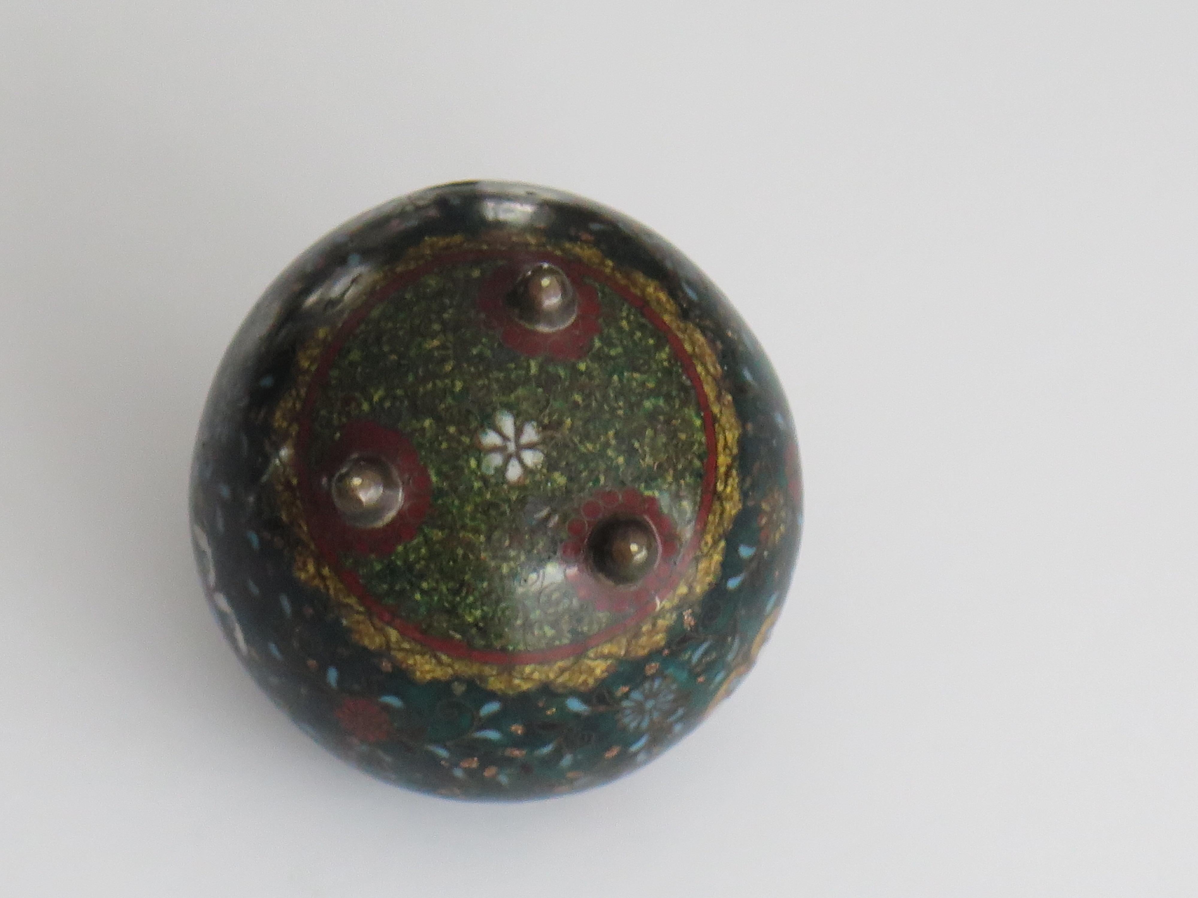 Petite jarre à couvercle cloisonné japonaise du 19e siècle, début de la période Meiji  en vente 8