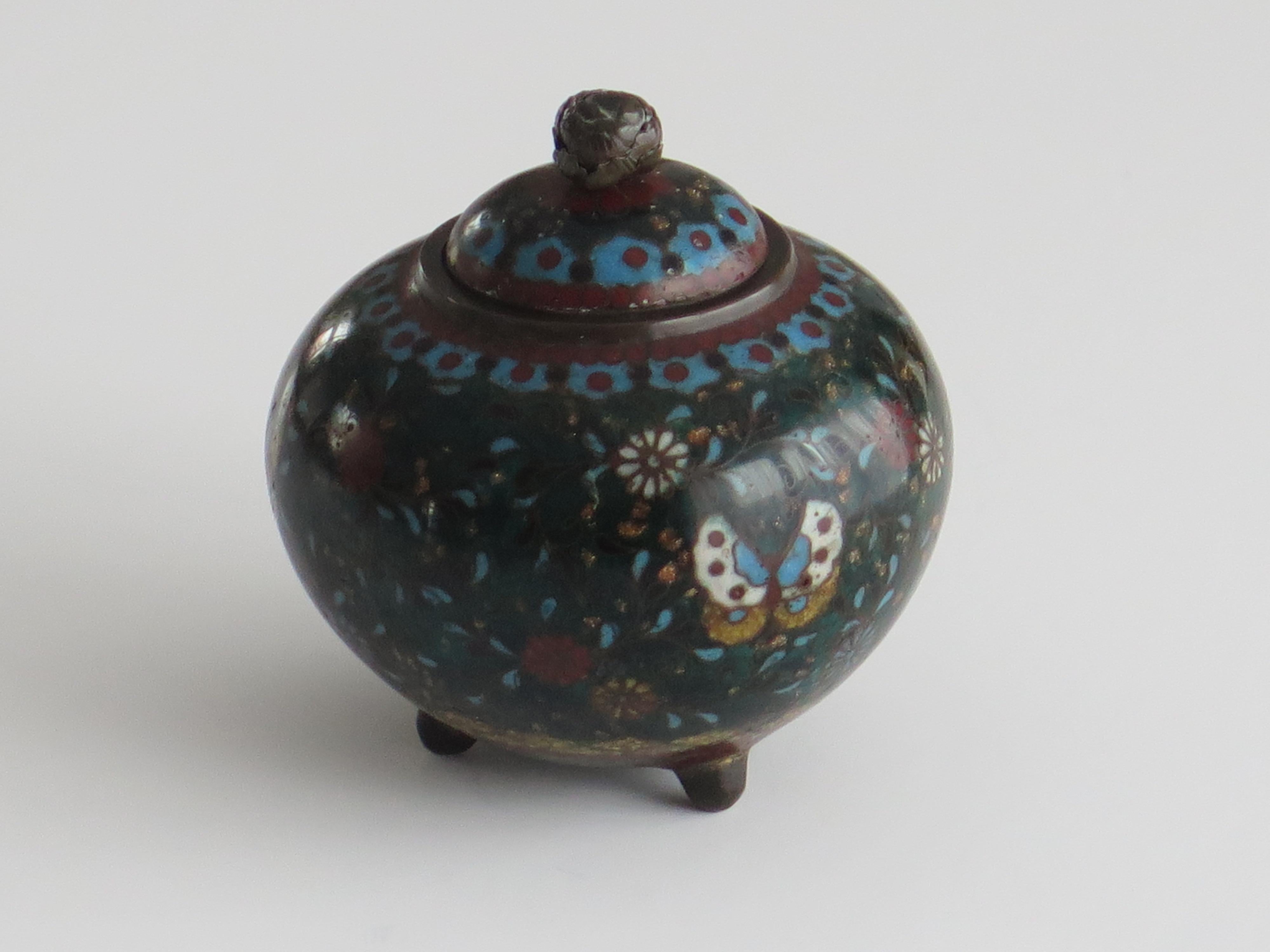 Japonais Petite jarre à couvercle cloisonné japonaise du 19e siècle, début de la période Meiji  en vente