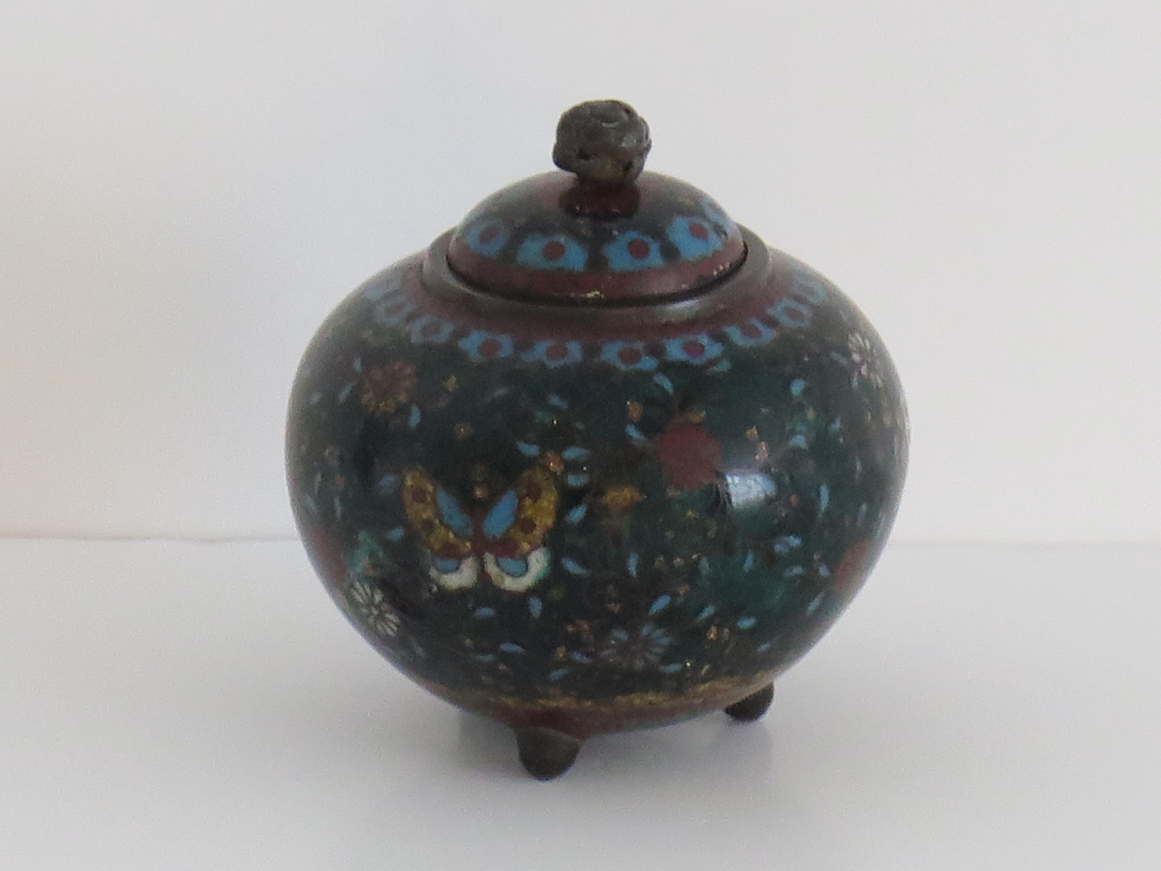Cloisonné Petite jarre à couvercle cloisonné japonaise du 19e siècle, début de la période Meiji  en vente