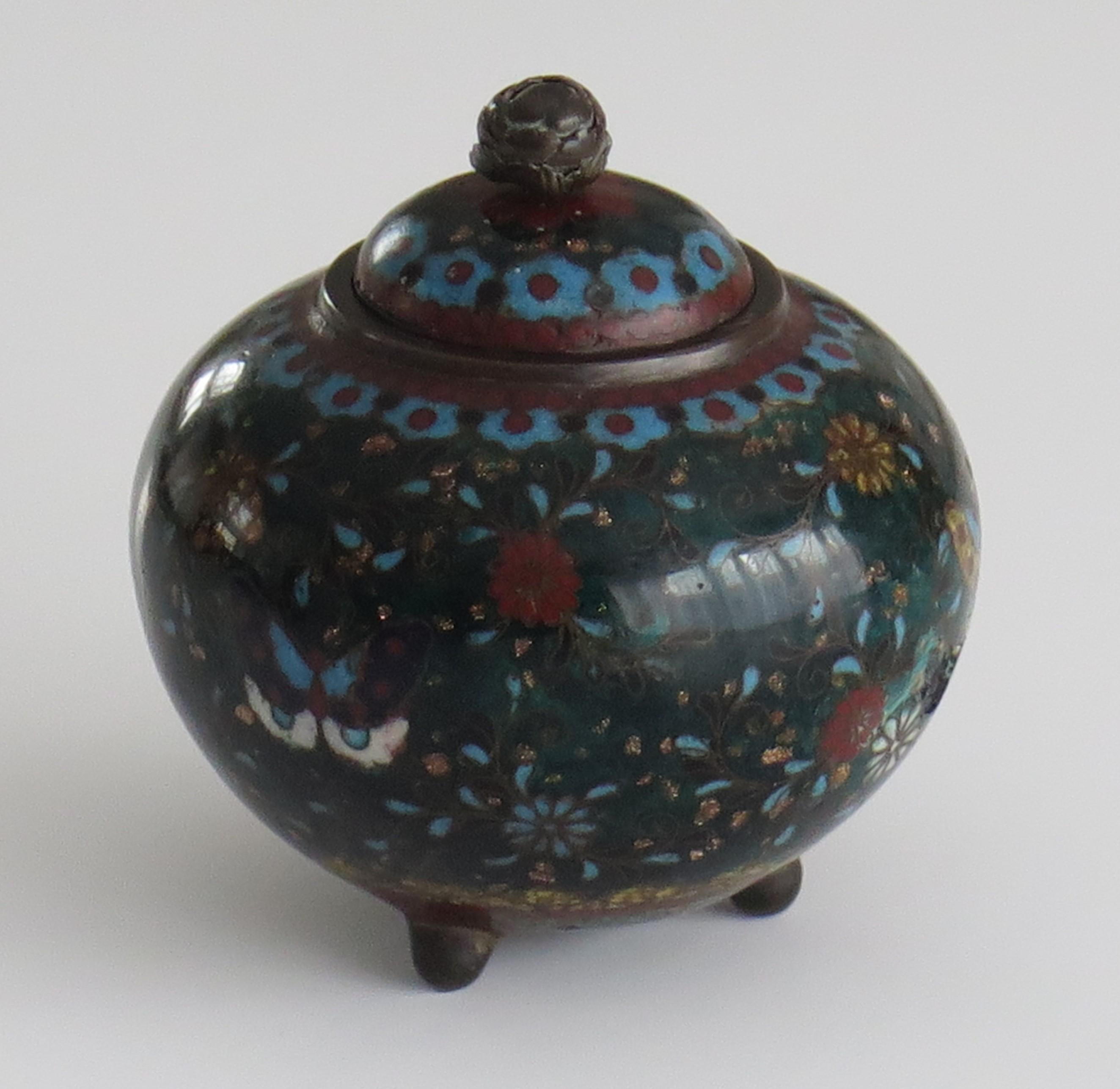XIXe siècle Petite jarre à couvercle cloisonné japonaise du 19e siècle, début de la période Meiji  en vente