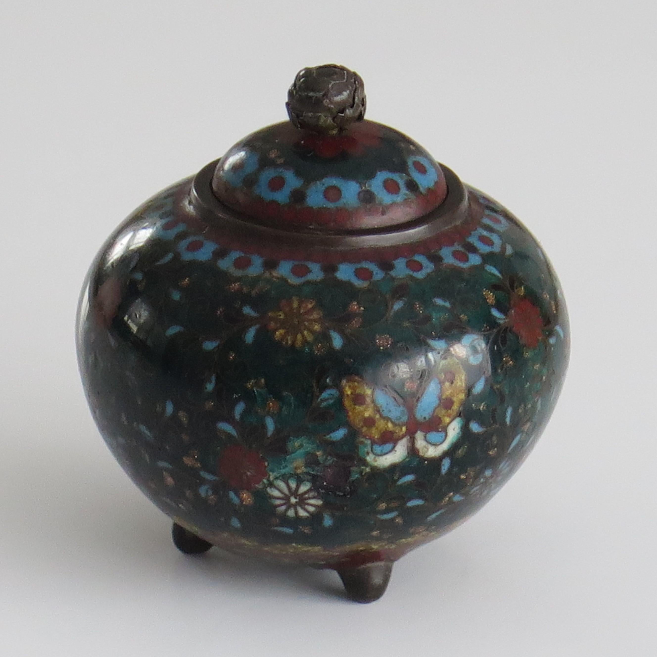 Céramique Petite jarre à couvercle cloisonné japonaise du 19e siècle, début de la période Meiji  en vente