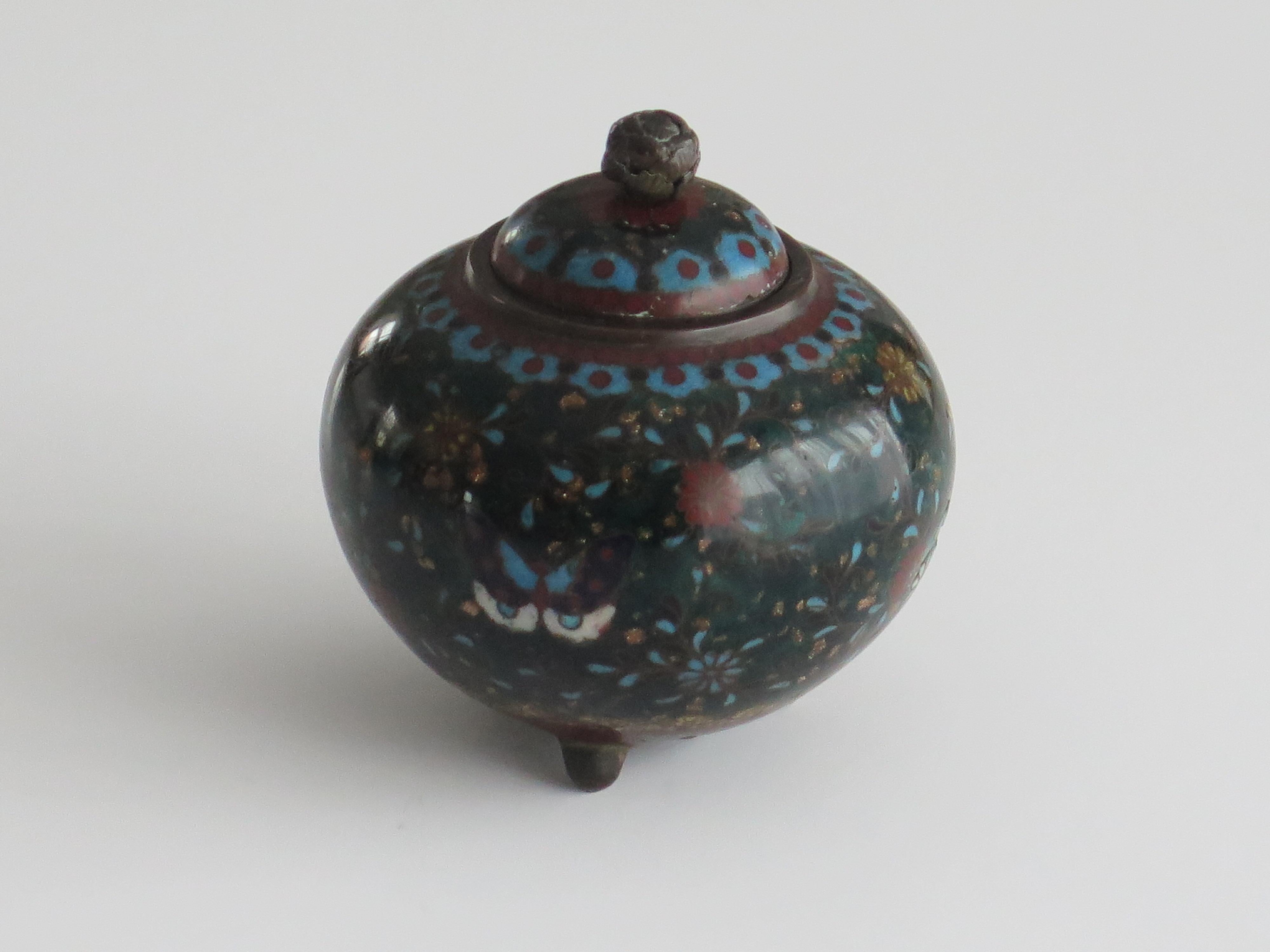 Petite jarre à couvercle cloisonné japonaise du 19e siècle, début de la période Meiji  en vente 1