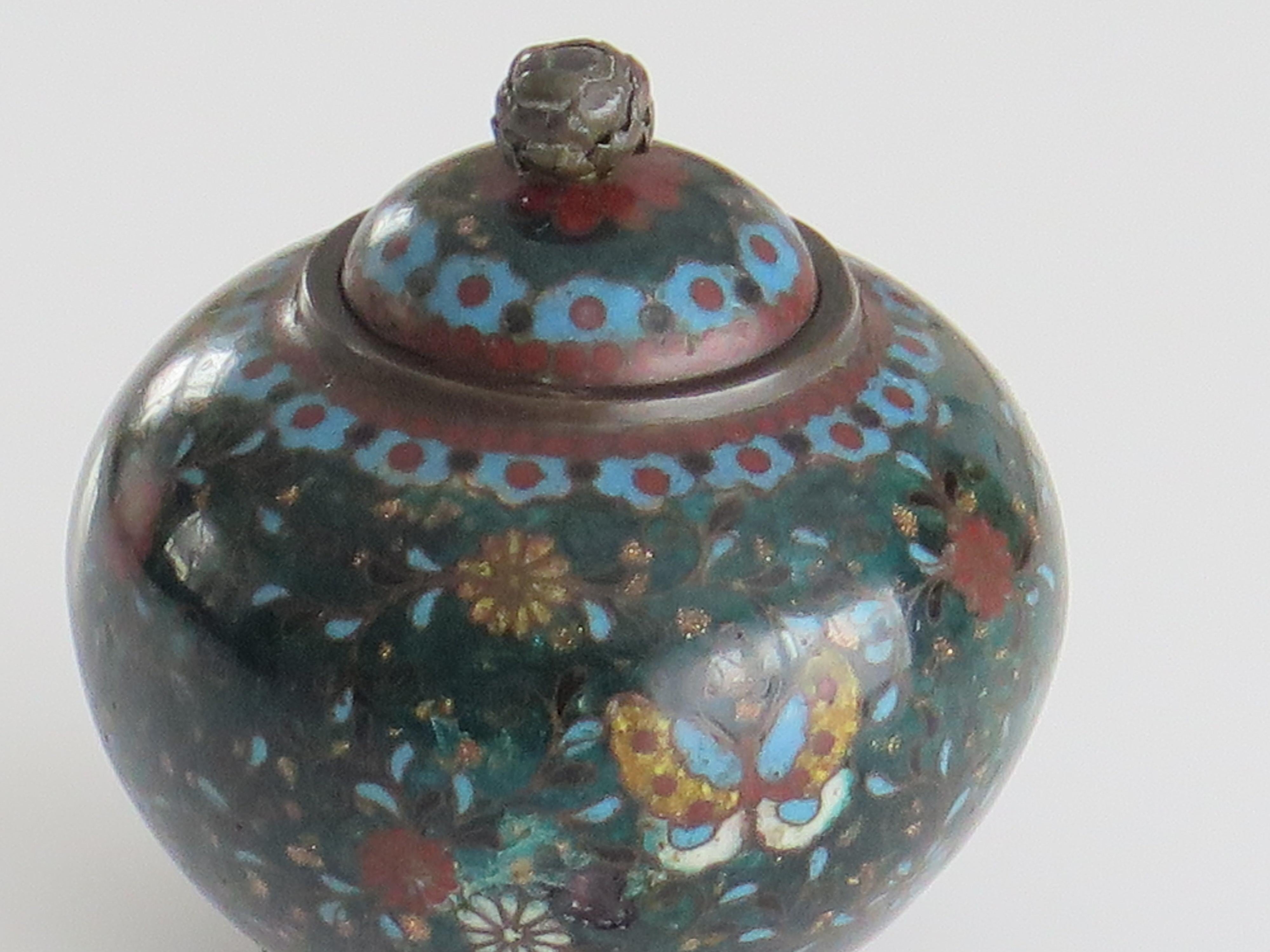 Petite jarre à couvercle cloisonné japonaise du 19e siècle, début de la période Meiji  en vente 2