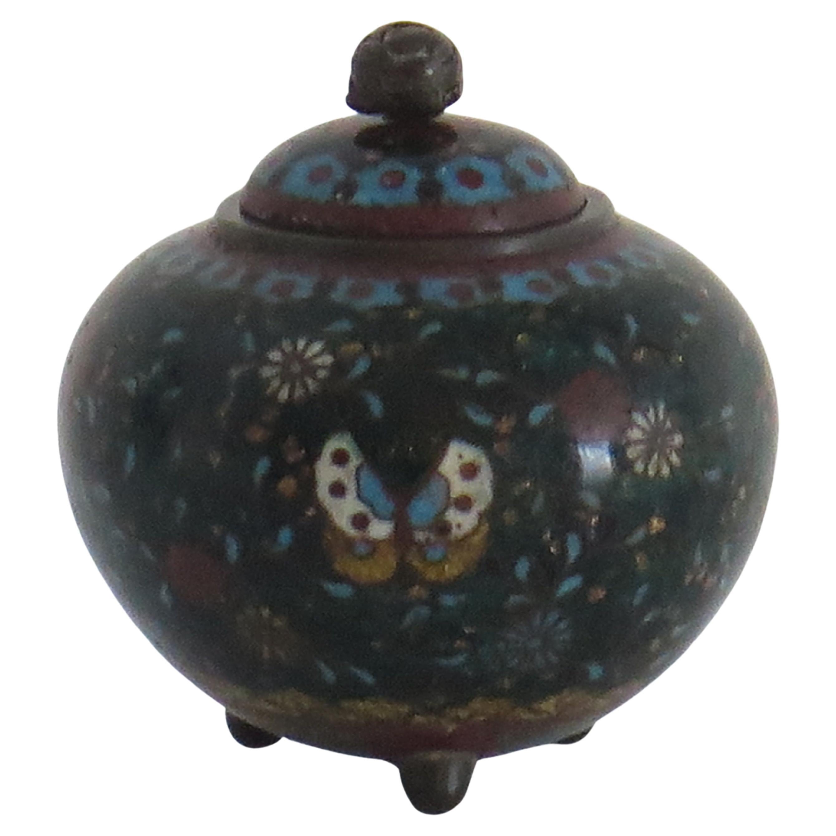 Petite jarre à couvercle cloisonné japonaise du 19e siècle, début de la période Meiji  en vente