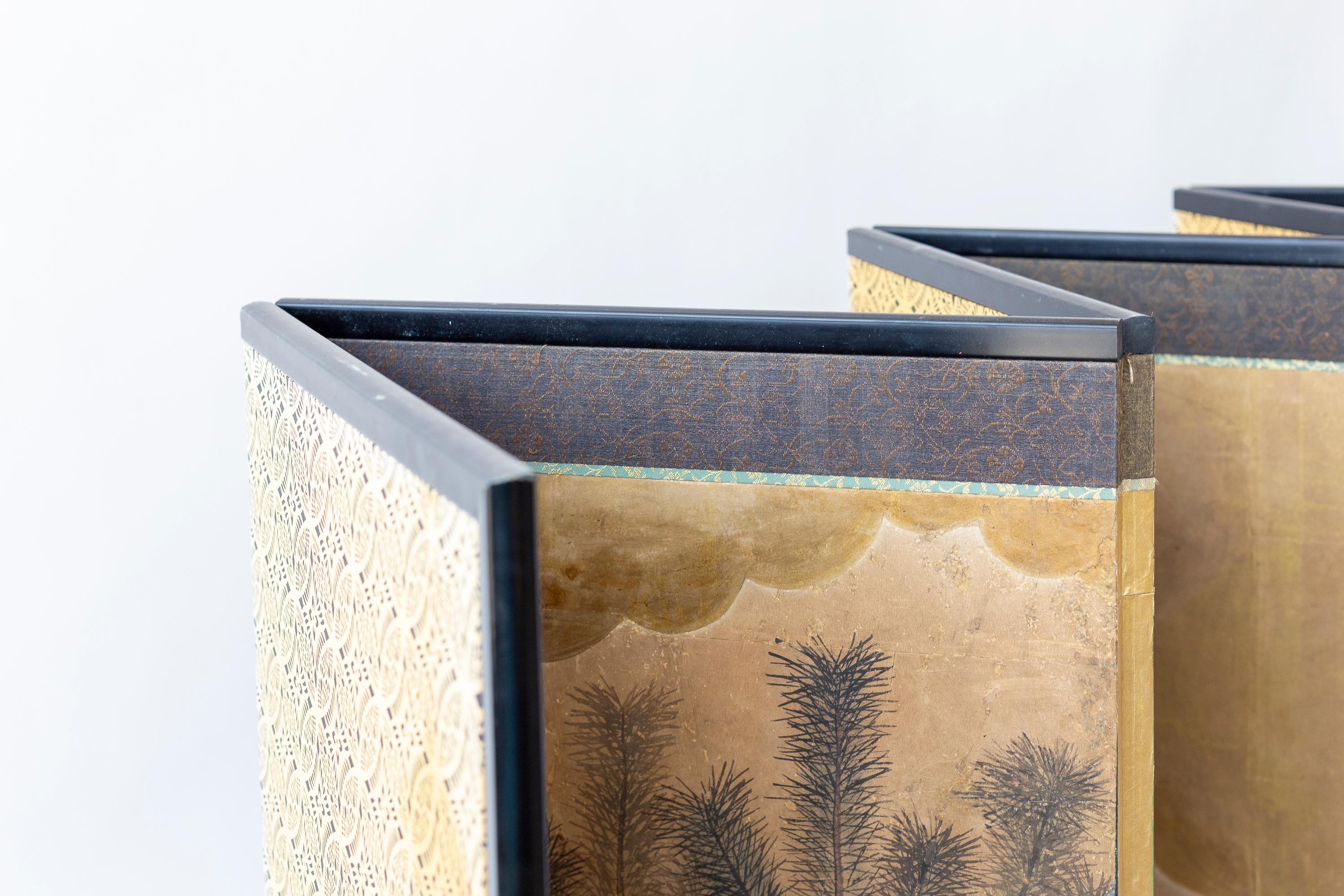 Paravent japonais de la période Edo (1603-1868), (Byōbu) représentant des bambous, des fleurs et des pins sur fond de papier avec des nuages dorés.

Les Byōbu sont traditionnellement constitués de plusieurs panneaux assemblés, chacun doté d'un cadre