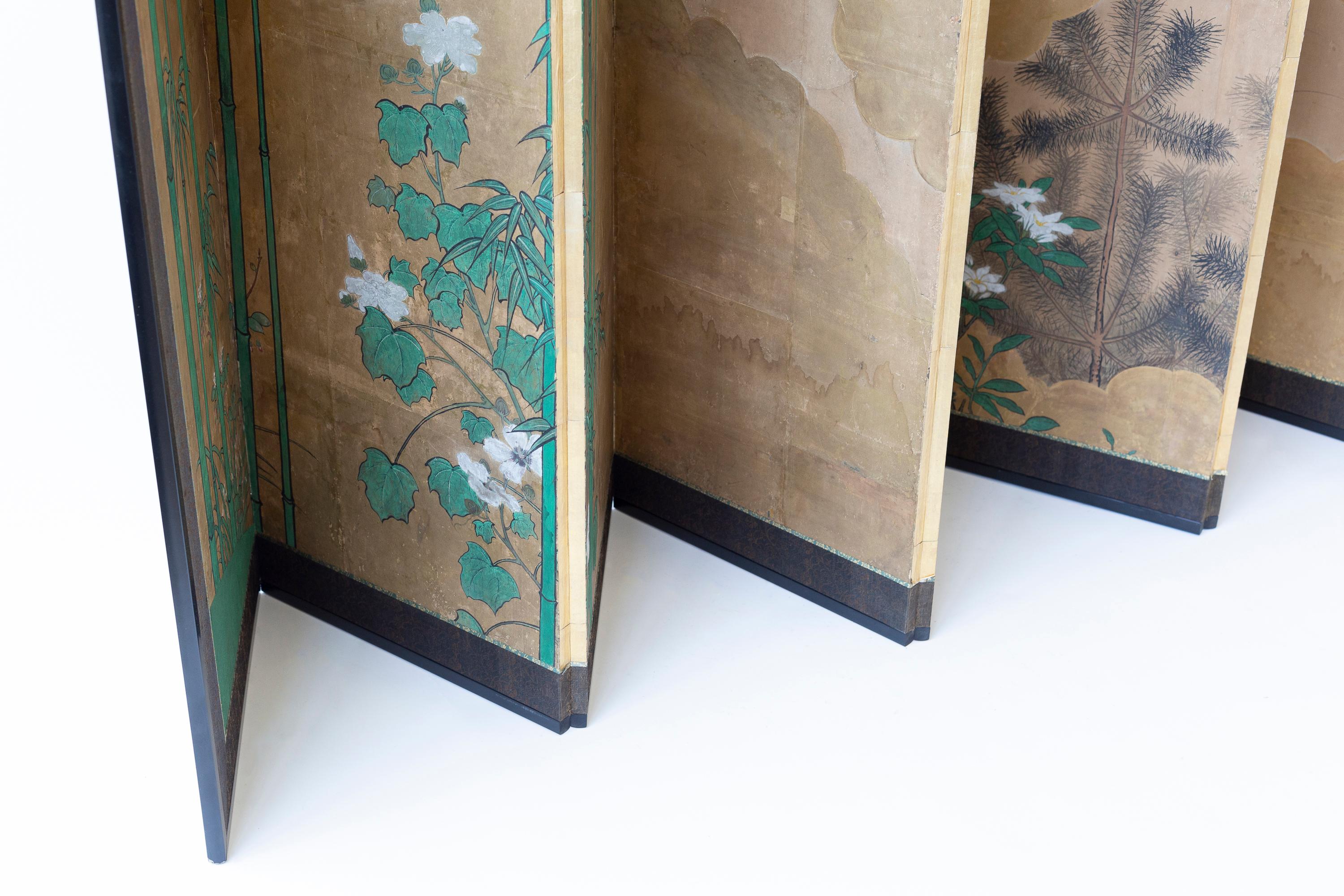 Japonais Paravent japonais du XIXe siècle à huit panneaux avec bambous, pins et nuages d'or en vente