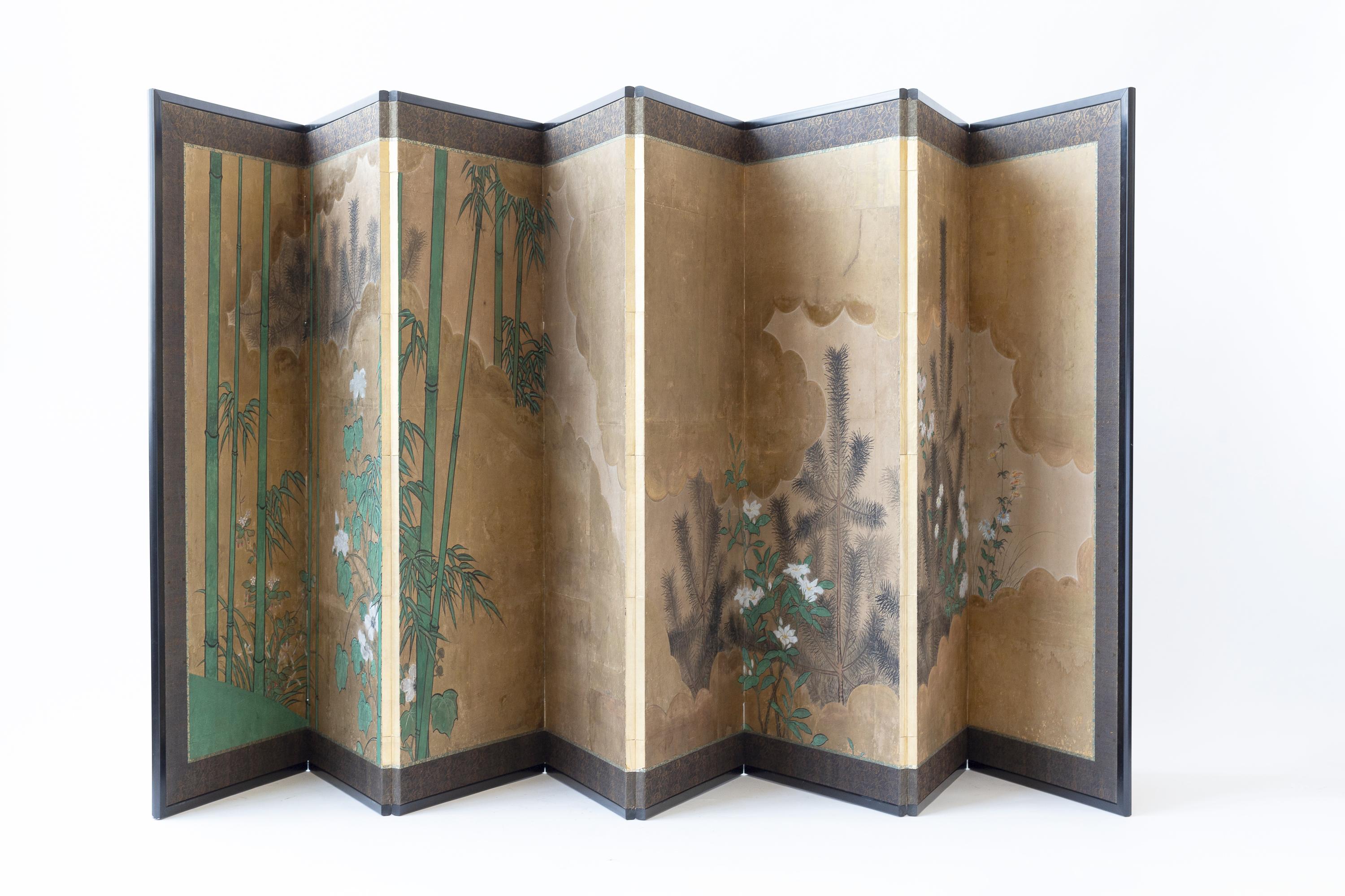 Peint à la main Paravent japonais du XIXe siècle à huit panneaux avec bambous, pins et nuages d'or en vente