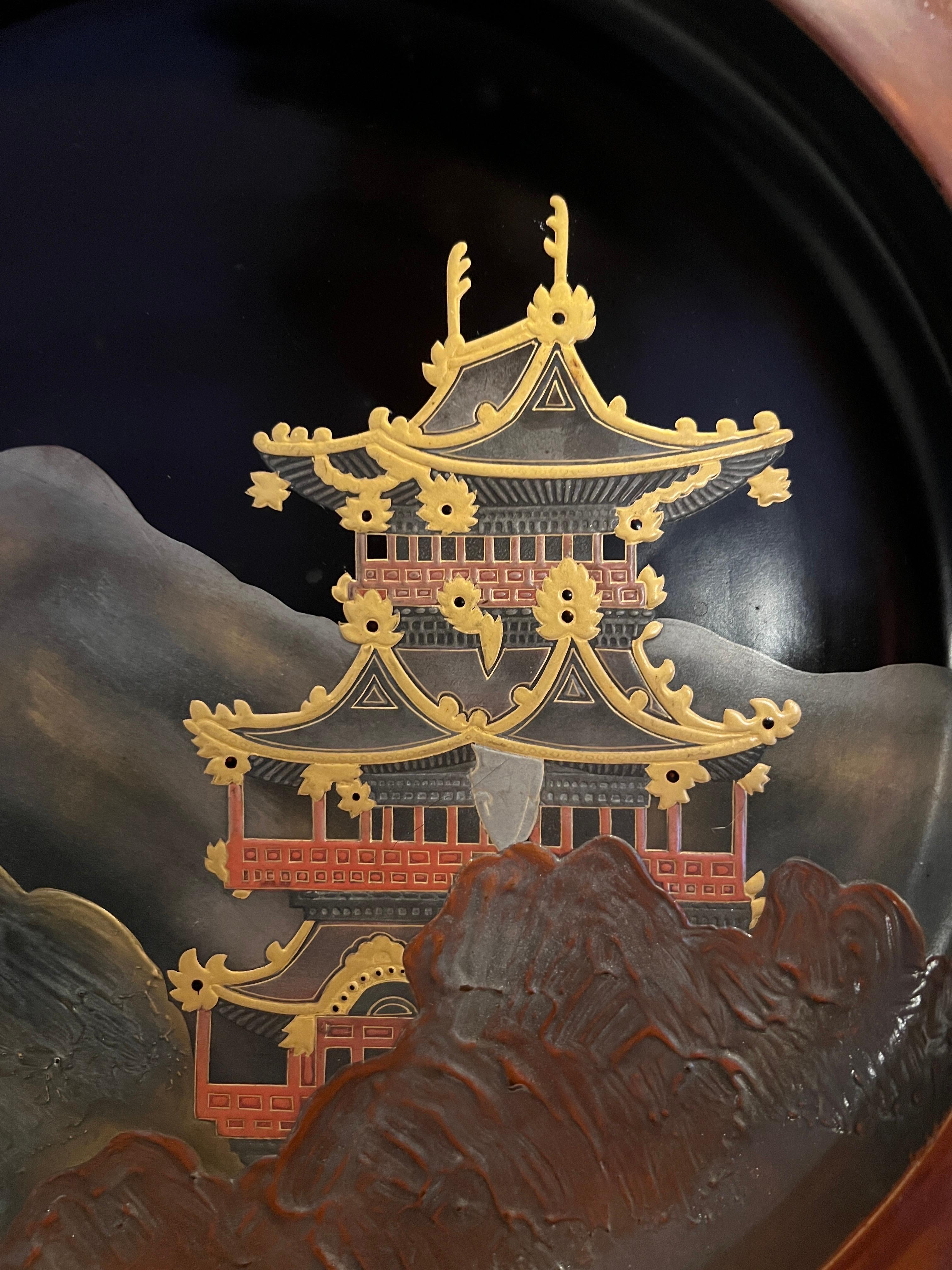 Japonais, période Taisho. 

Un plateau en laque japonaise de très belle qualité. Le plateau est lourdement décoré d'une surface traditionnelle Maki-e or, noir et rouge. Réalisé par un artisan expert, ce plateau rond semble représenter une pagode au