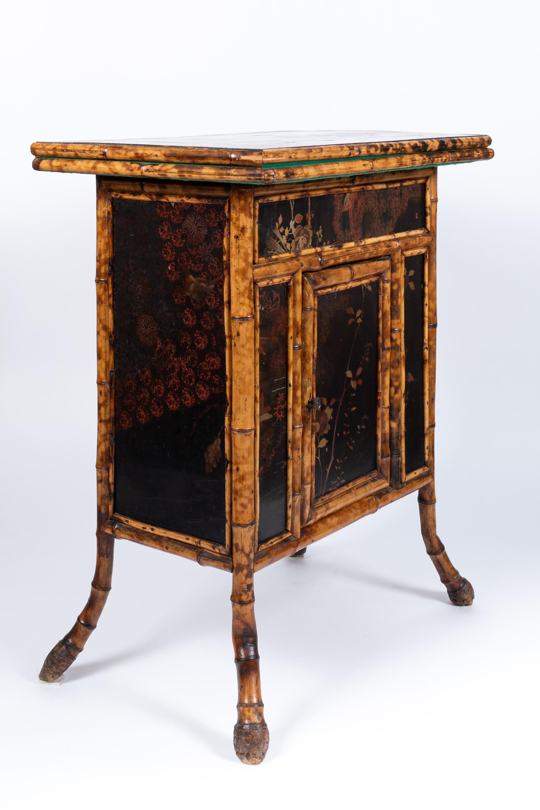 Marquetry 19th century Japanese gaming table with removable and foldable top For Sale