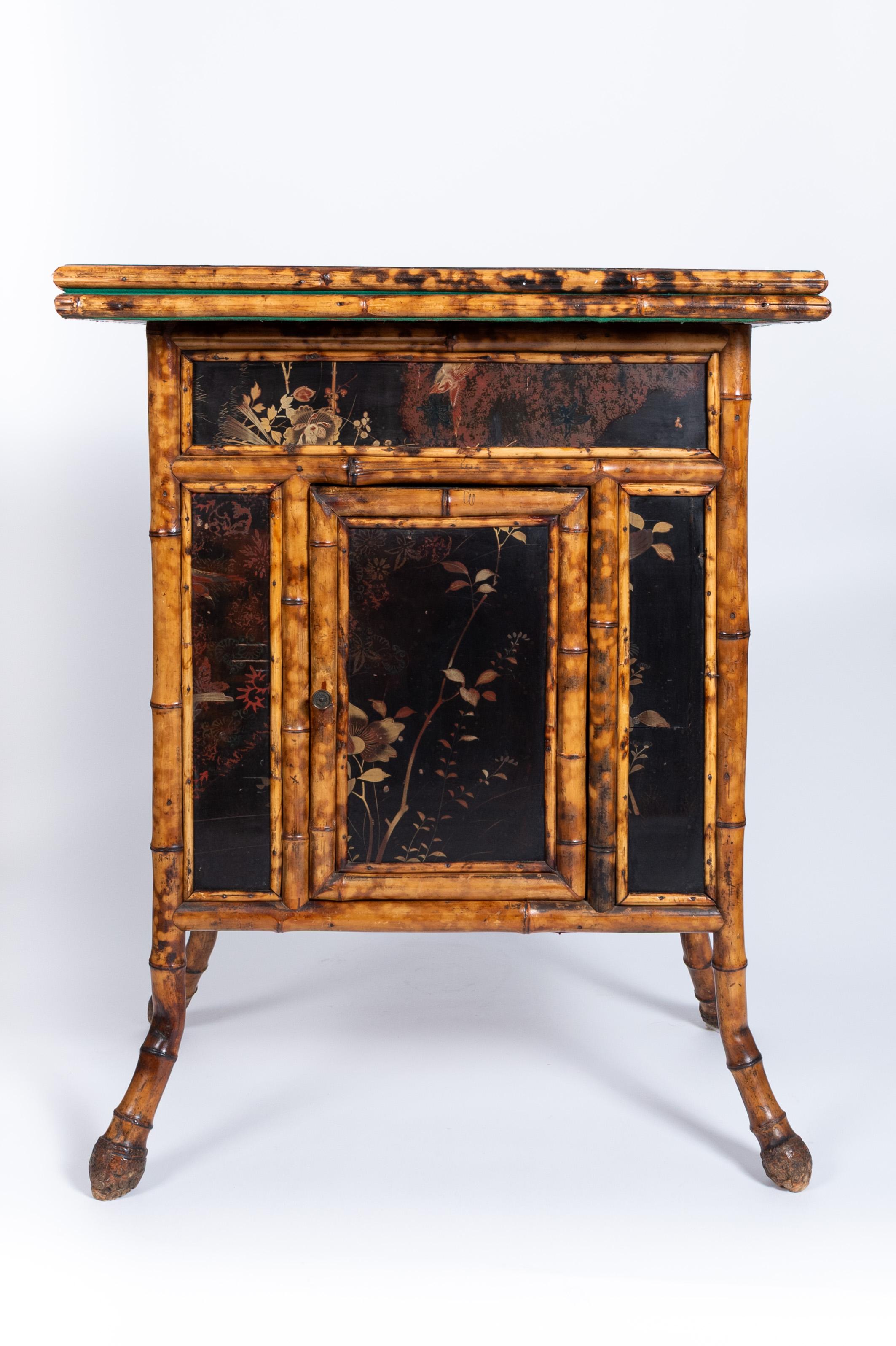 19th century Japanese gaming table with removable and foldable top In Good Condition For Sale In Oostende, BE