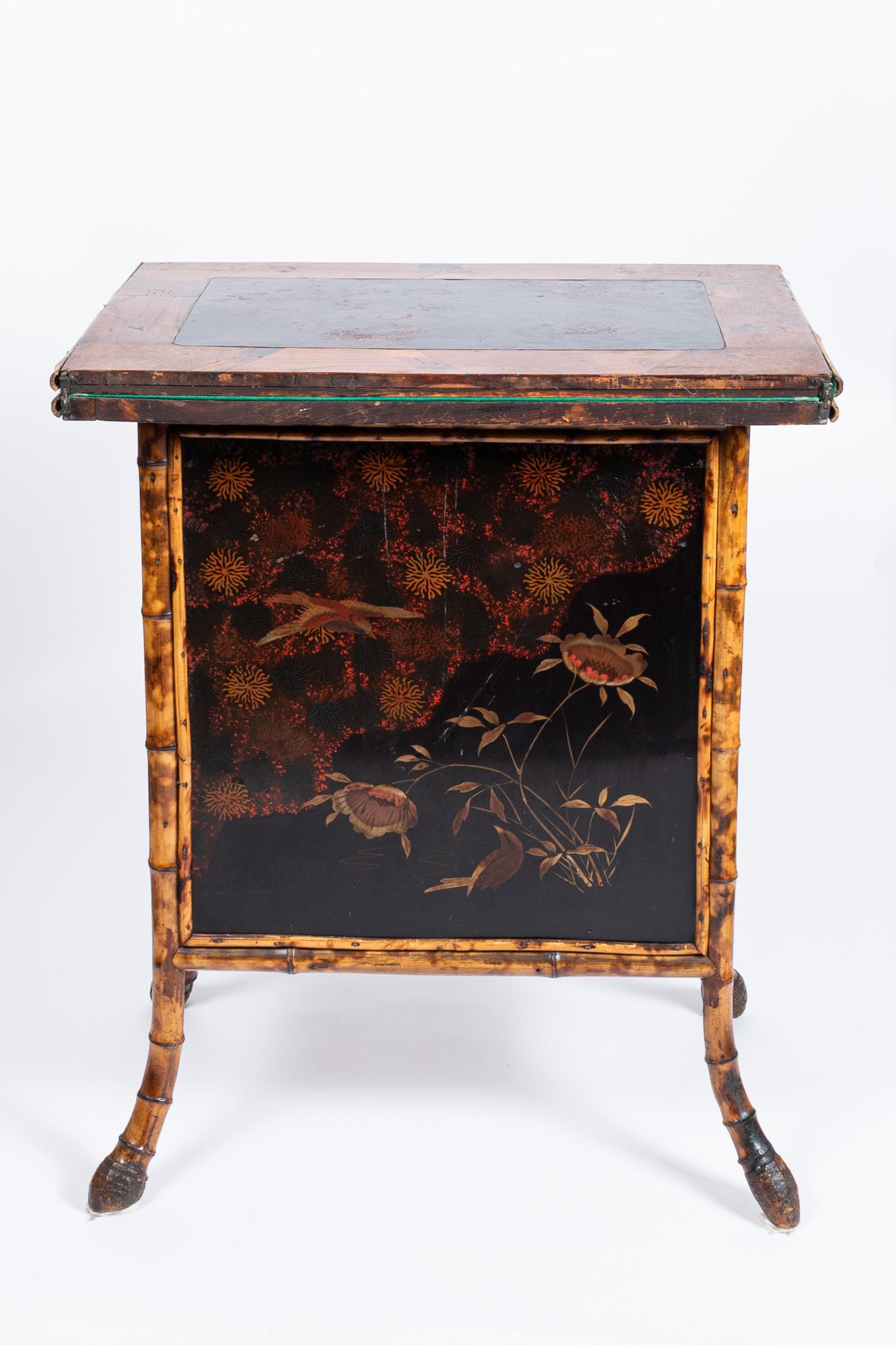 Leather 19th century Japanese gaming table with removable and foldable top For Sale
