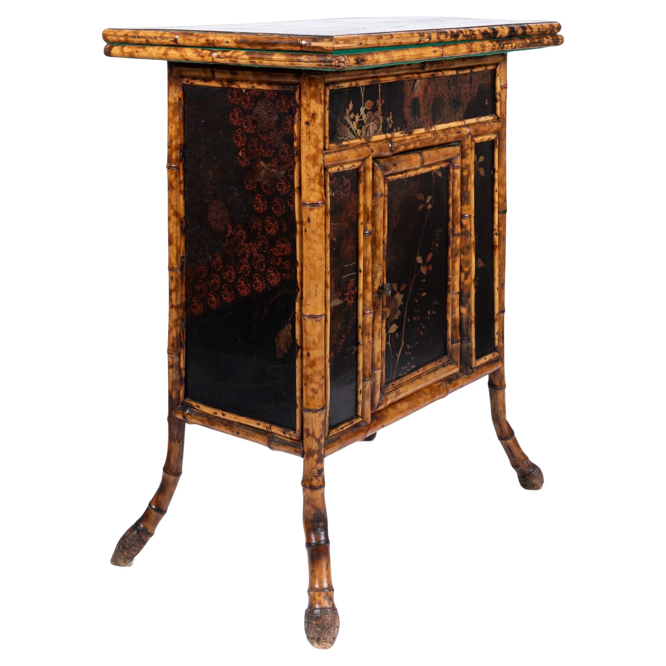 19th century Japanese gaming table with removable and foldable top For Sale