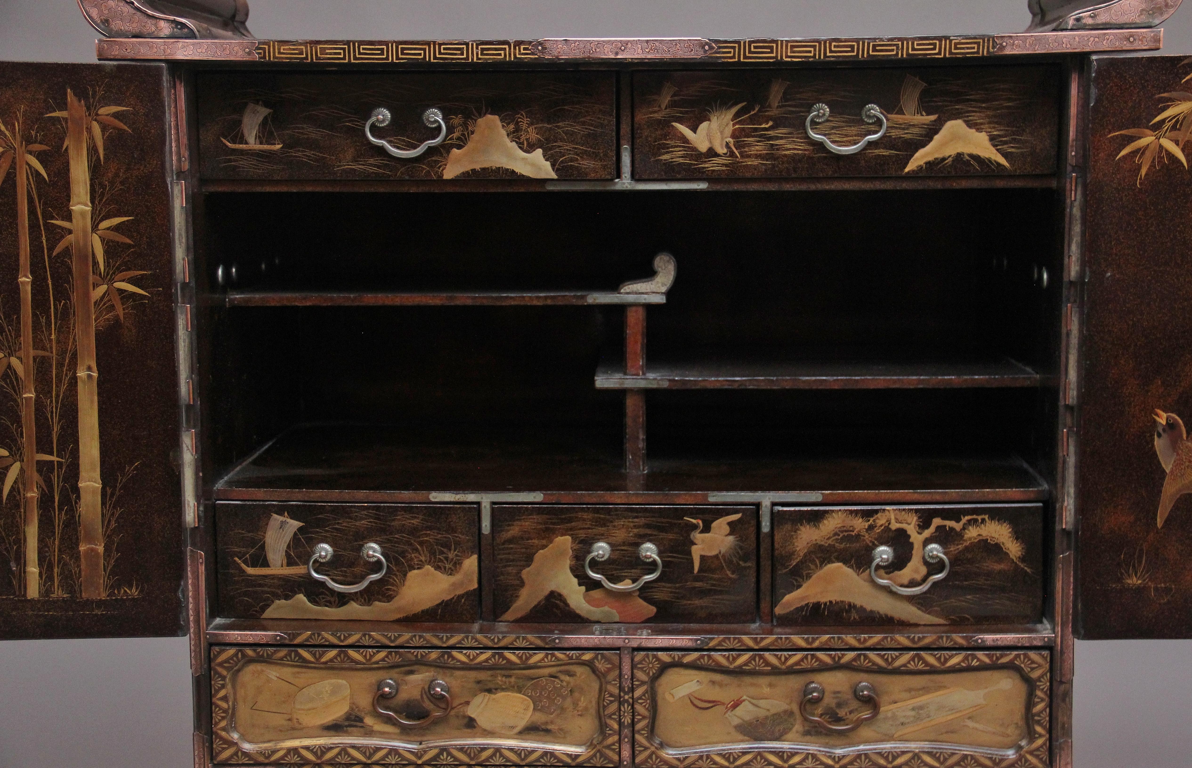 19th Century Japanese gilt lacquered cabinet For Sale 4
