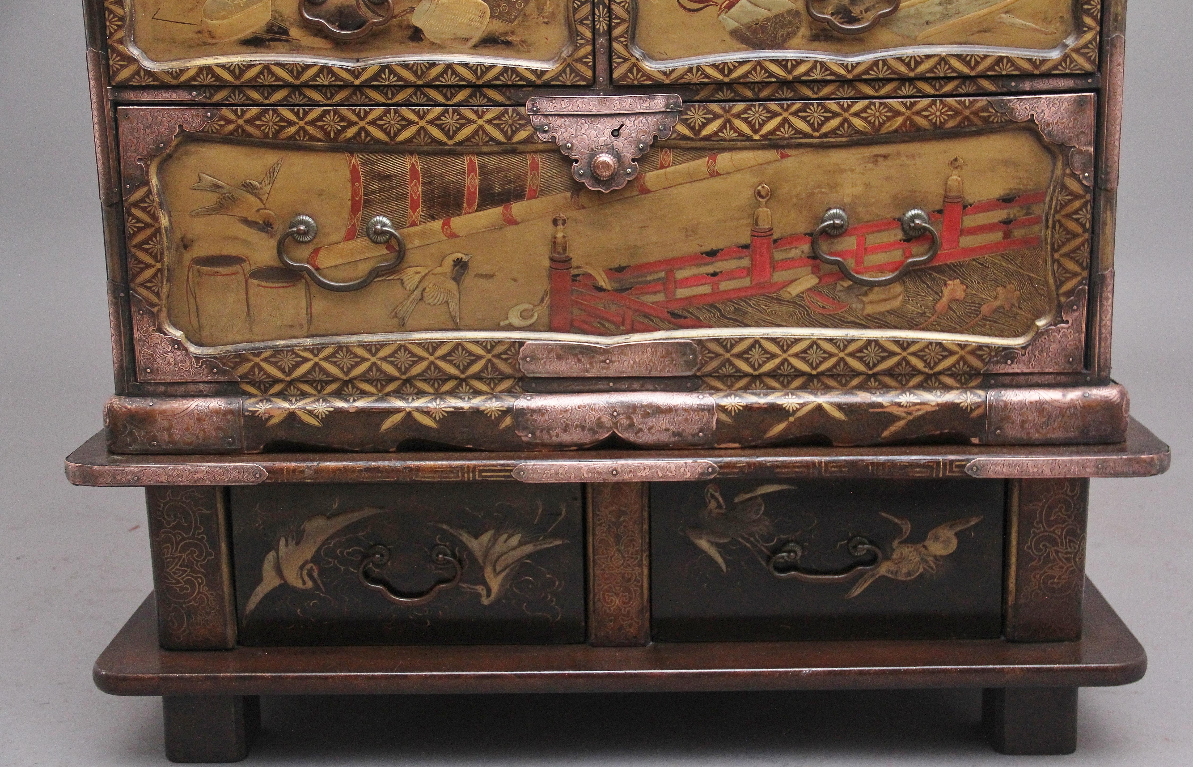 19th Century Japanese gilt lacquered cabinet For Sale 5
