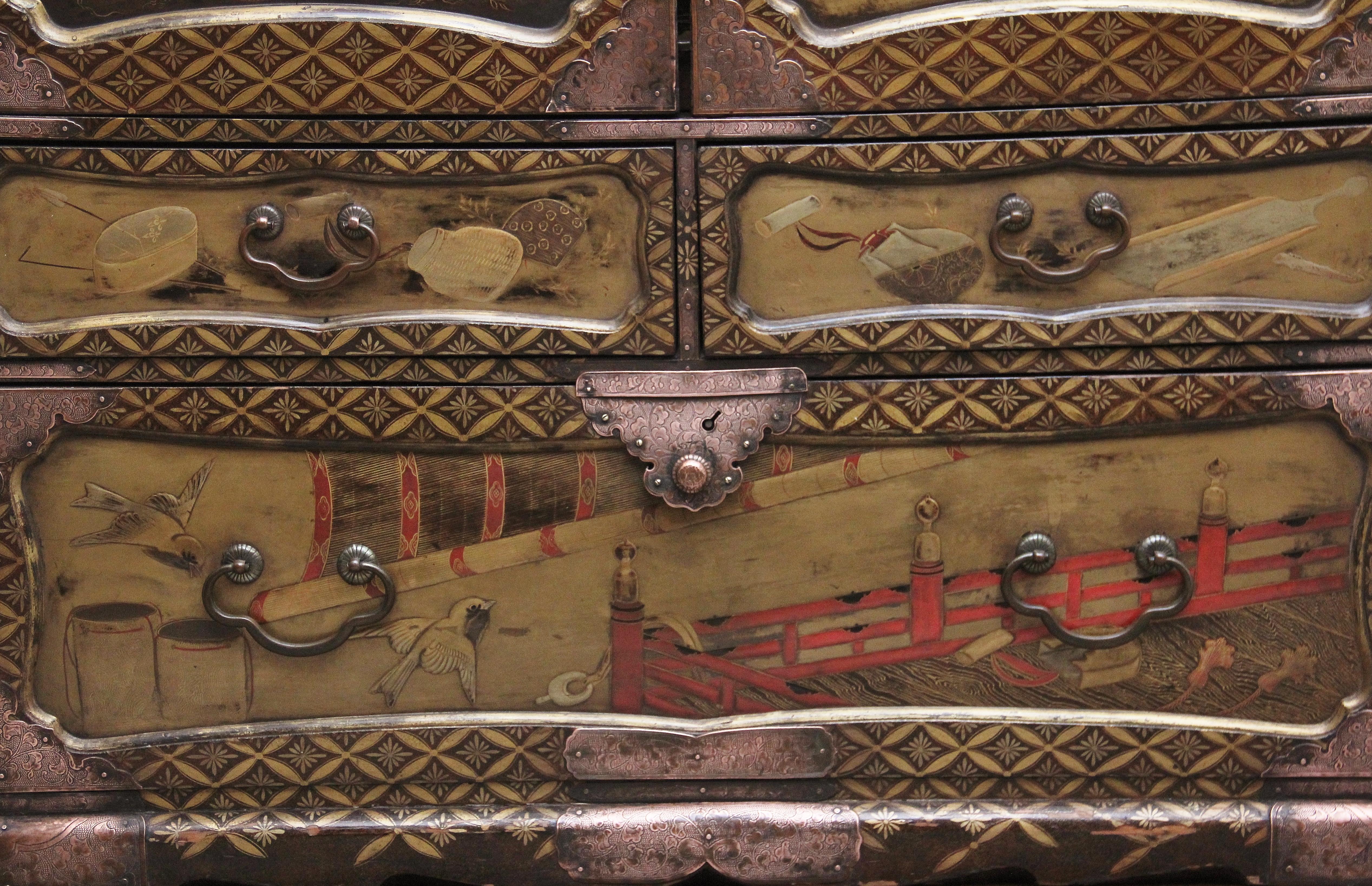 19th Century Japanese gilt lacquered cabinet For Sale 7