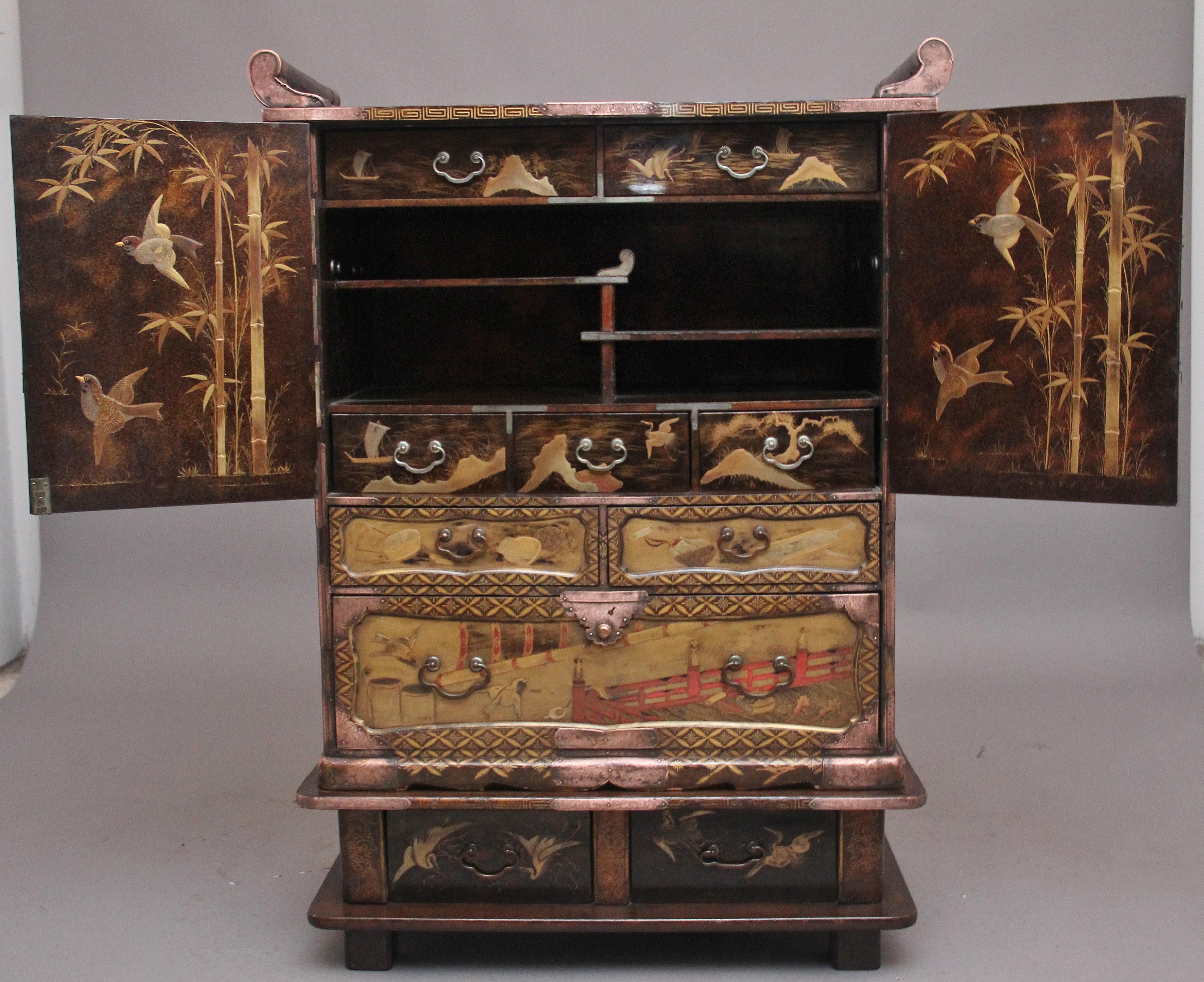 Meiji 19th Century Japanese gilt lacquered cabinet For Sale
