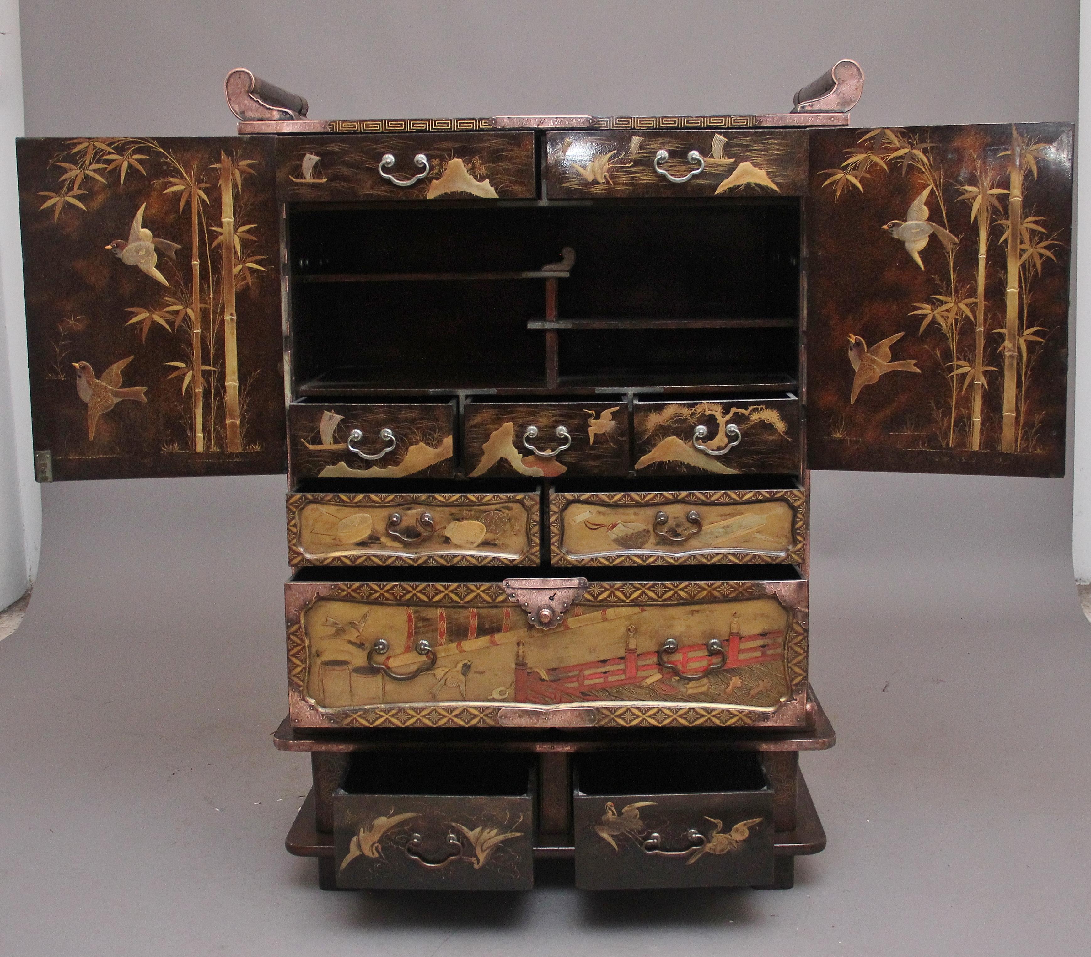 19th Century Japanese gilt lacquered cabinet In Good Condition For Sale In Martlesham, GB