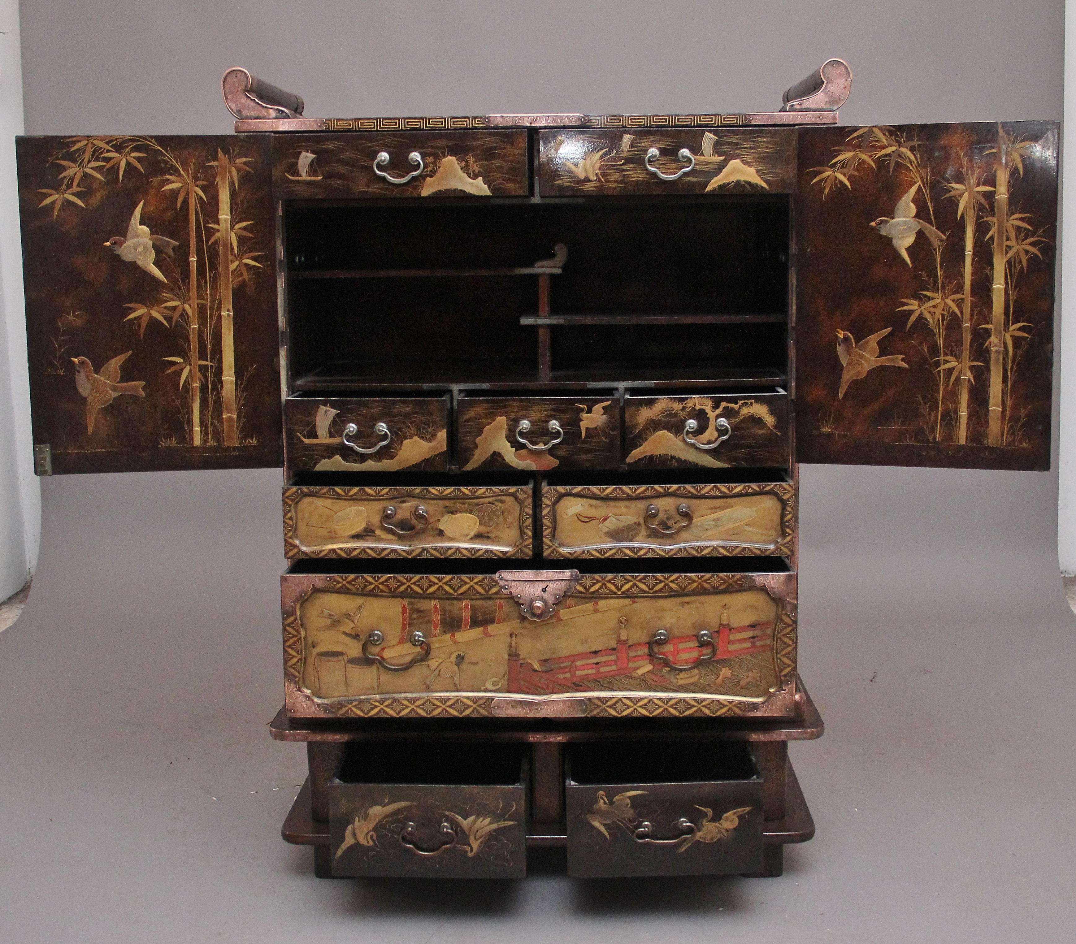 Japanischer vergoldeter Lackschrank aus dem 19. (Meiji-Periode) im Angebot