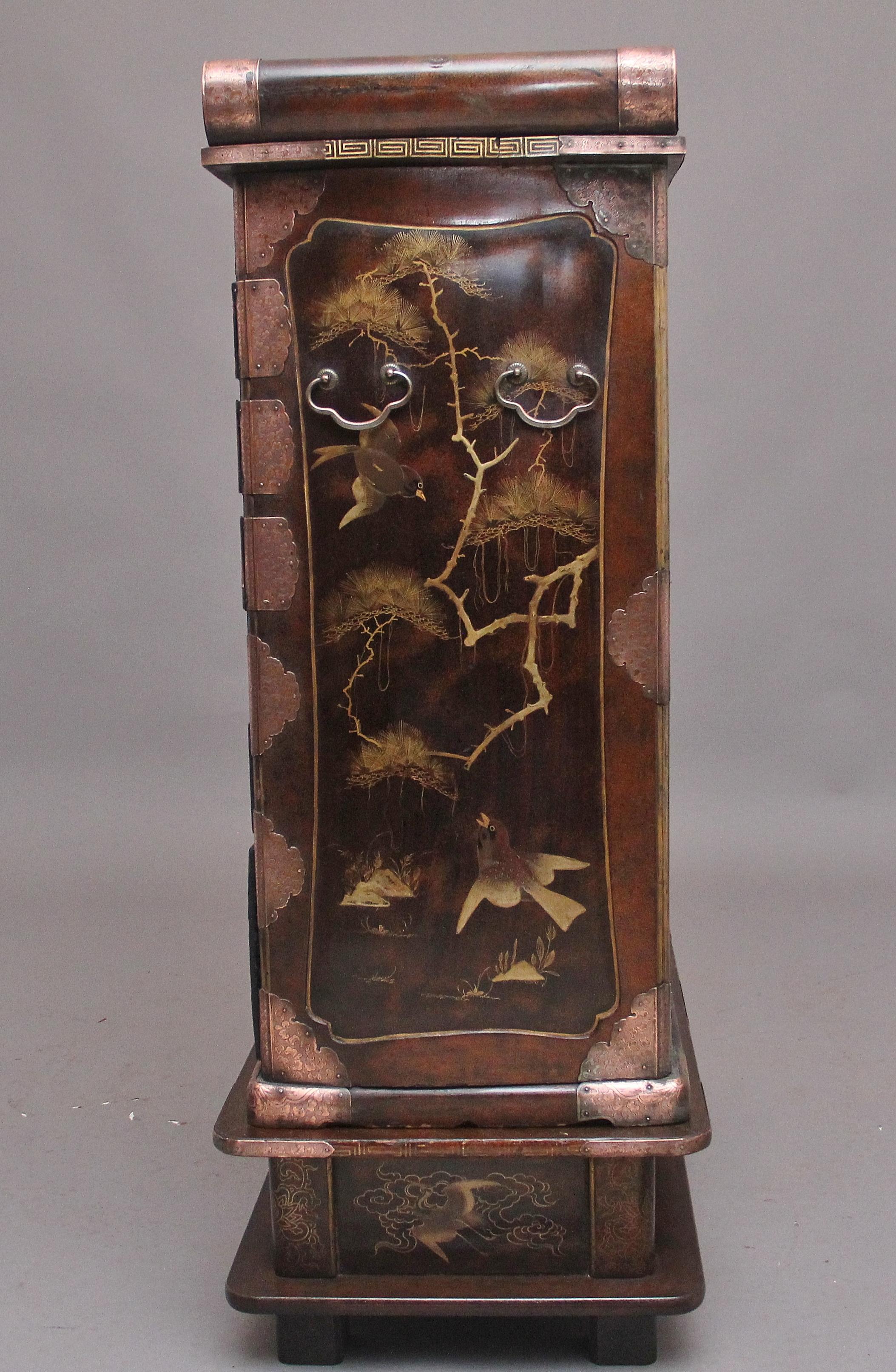 Late 19th Century 19th Century Japanese gilt lacquered cabinet For Sale