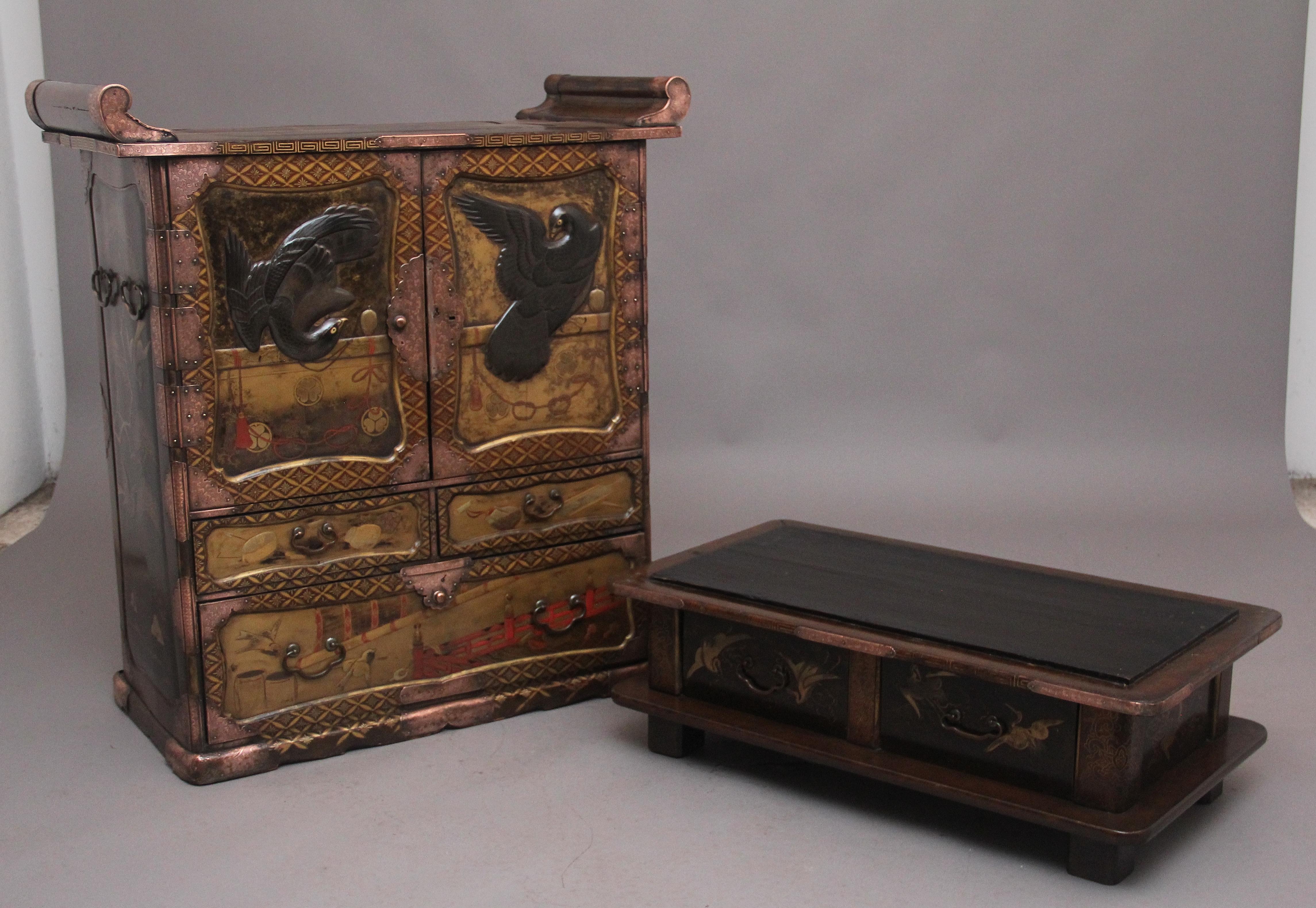 19th Century Japanese gilt lacquered cabinet For Sale 2