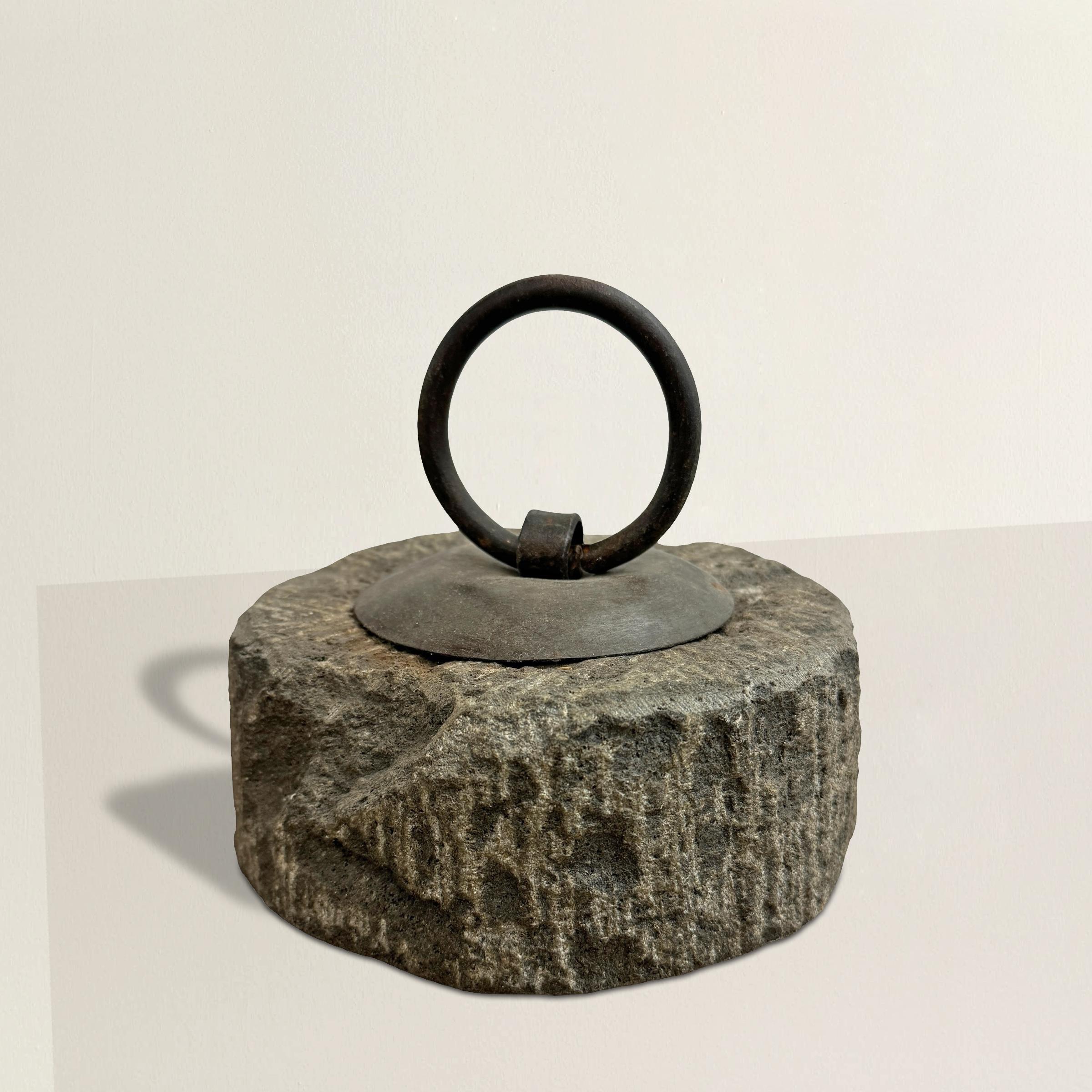 Ce poids en granit sculpté japonais du XIXe siècle est une étonnante pièce historique réutilisée pour un usage moderne. Fabriqué à l'origine pour peser des mesures spécifiques de grains ou d'autres marchandises sur une balance de marché, il présente