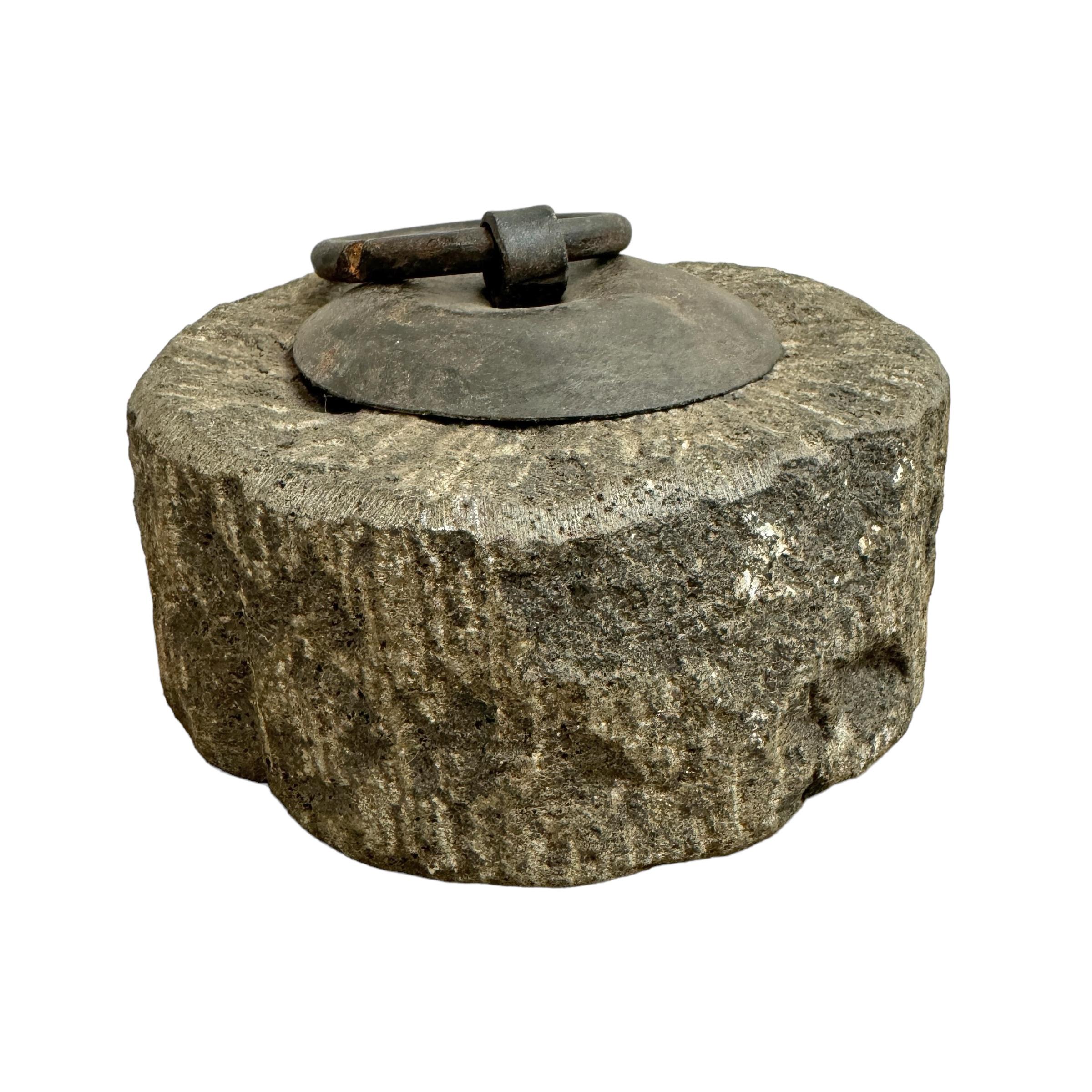 XIXe siècle Poids du granit japonais du 19ème siècle