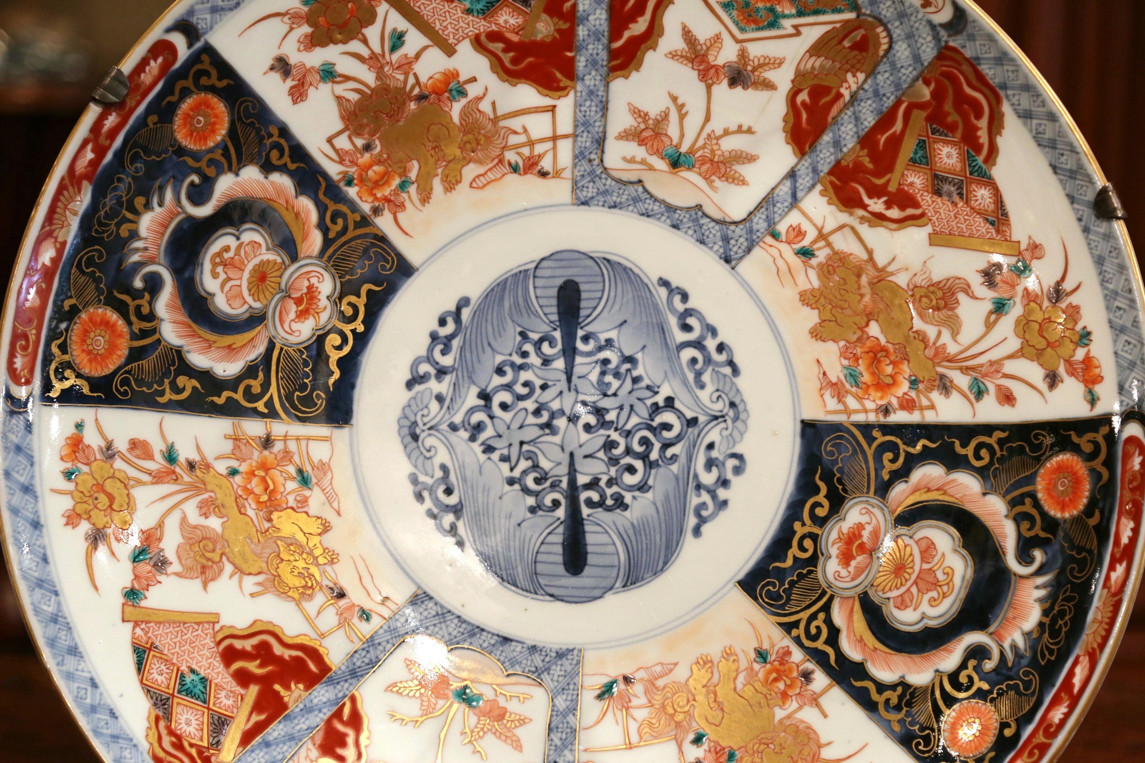 Japanisches handbemaltes Porzellan und Bronze-Lmari-Wandteller aus dem 19. Jahrhundert (Vergoldet) im Angebot