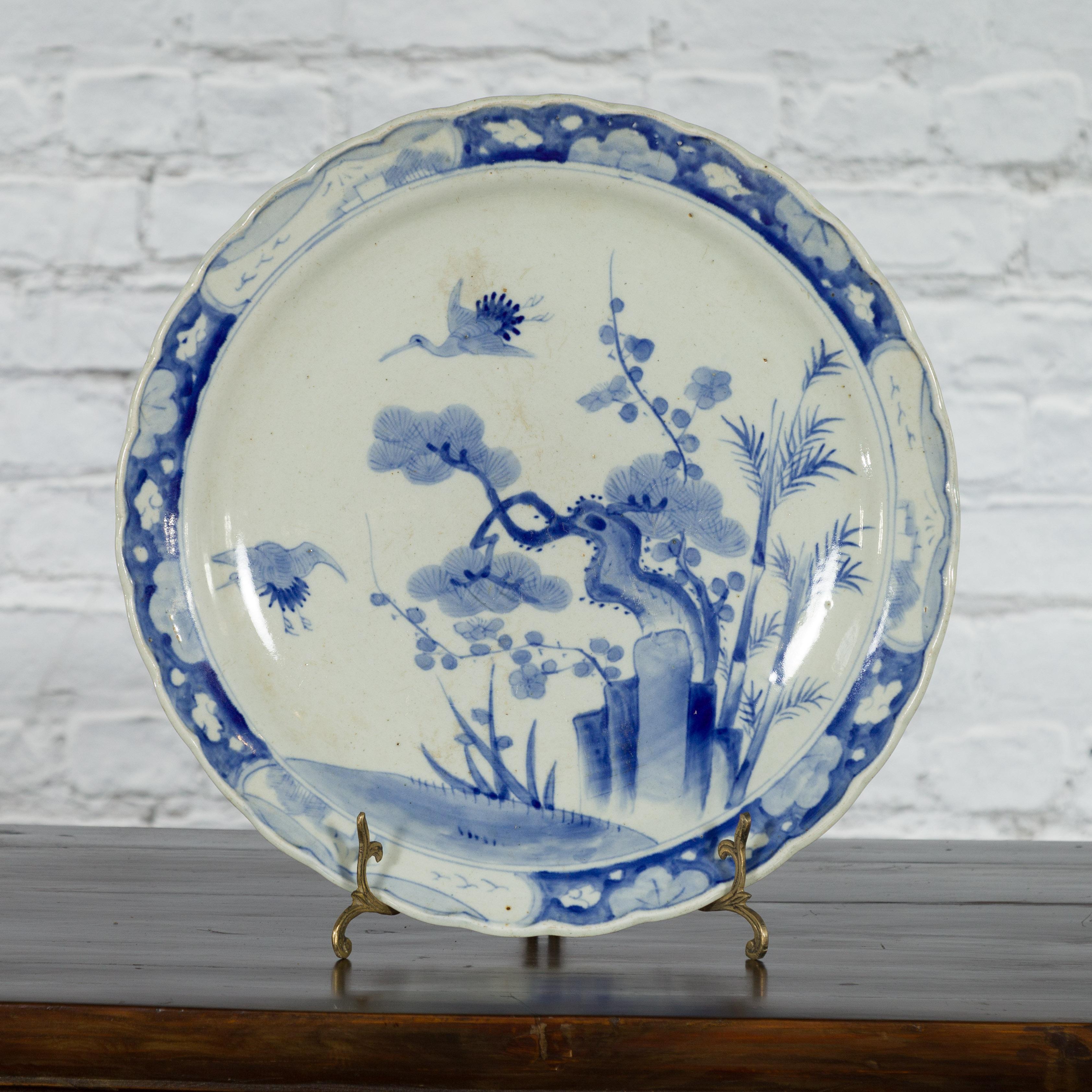 Japanischer handbemalter Platzteller aus blauem und weißem Porzellan aus dem 19. Jahrhundert (Handbemalt) im Angebot