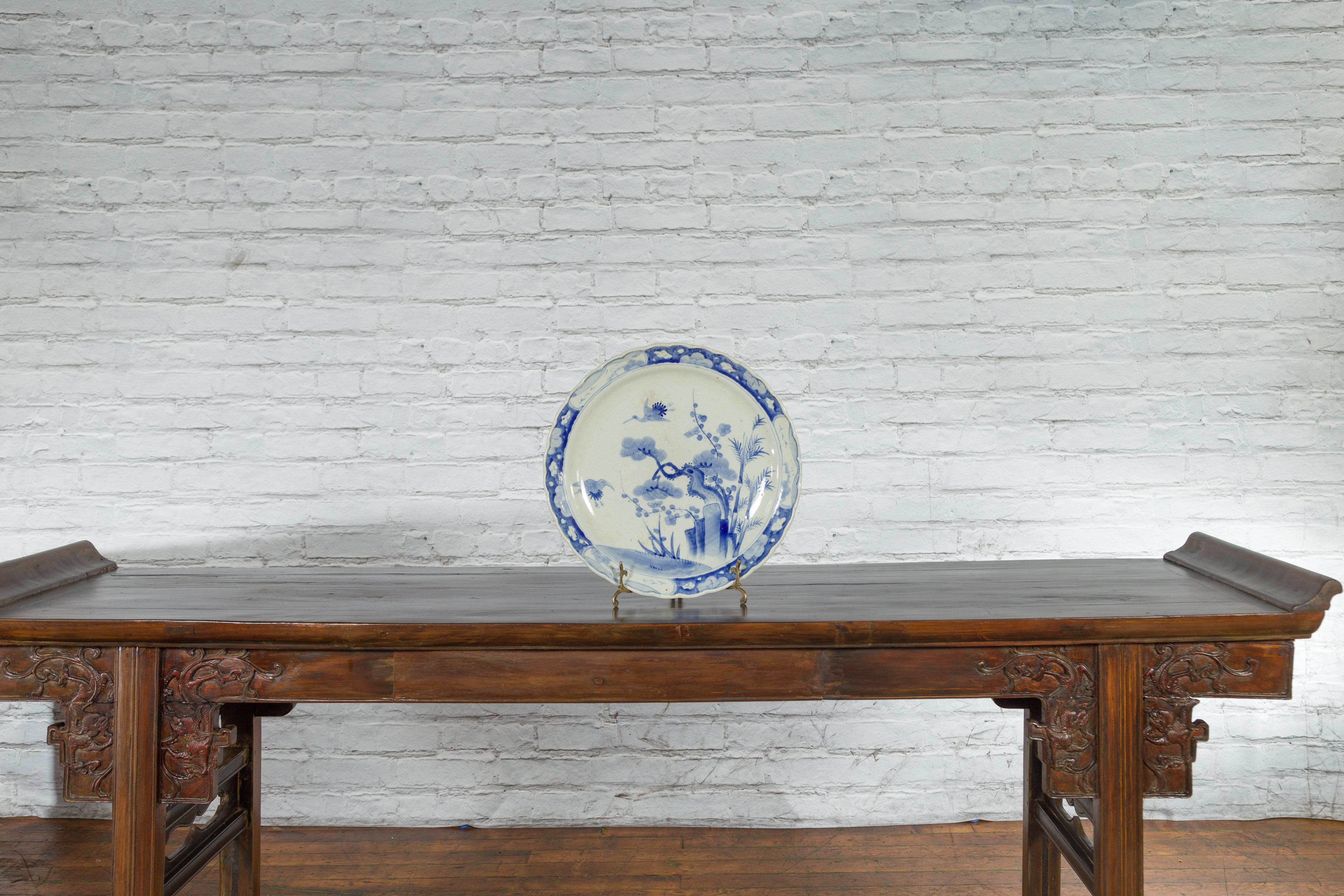 Japanischer handbemalter Platzteller aus blauem und weißem Porzellan aus dem 19. Jahrhundert im Zustand „Gut“ im Angebot in Yonkers, NY