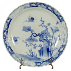 Assiette de présentation japonaise du 19ème siècle en porcelaine bleue et blanche peinte à la main