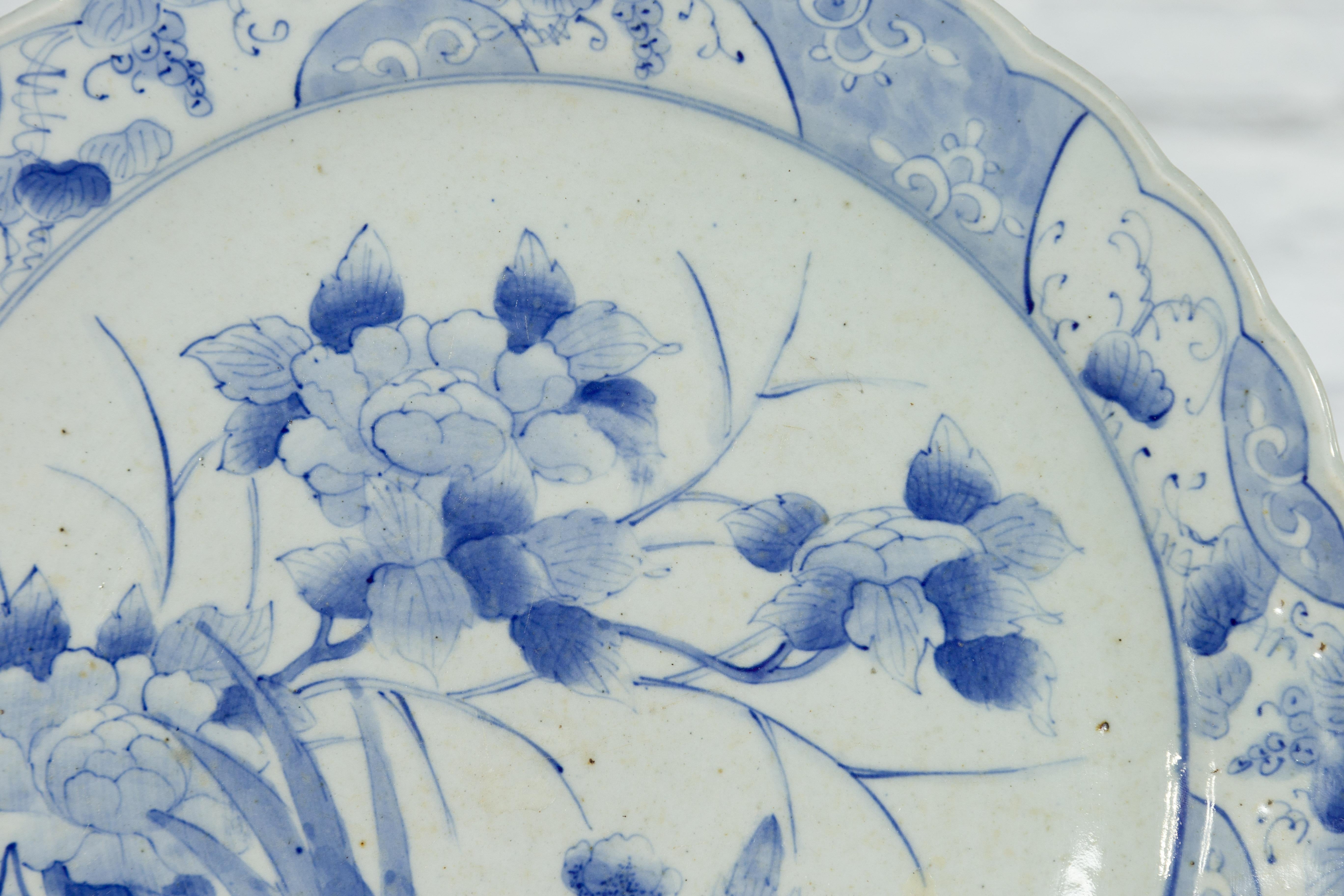 19th Century Japanese Hand-Painted Blue and White Porcelain Plate with Roosters For Sale 6