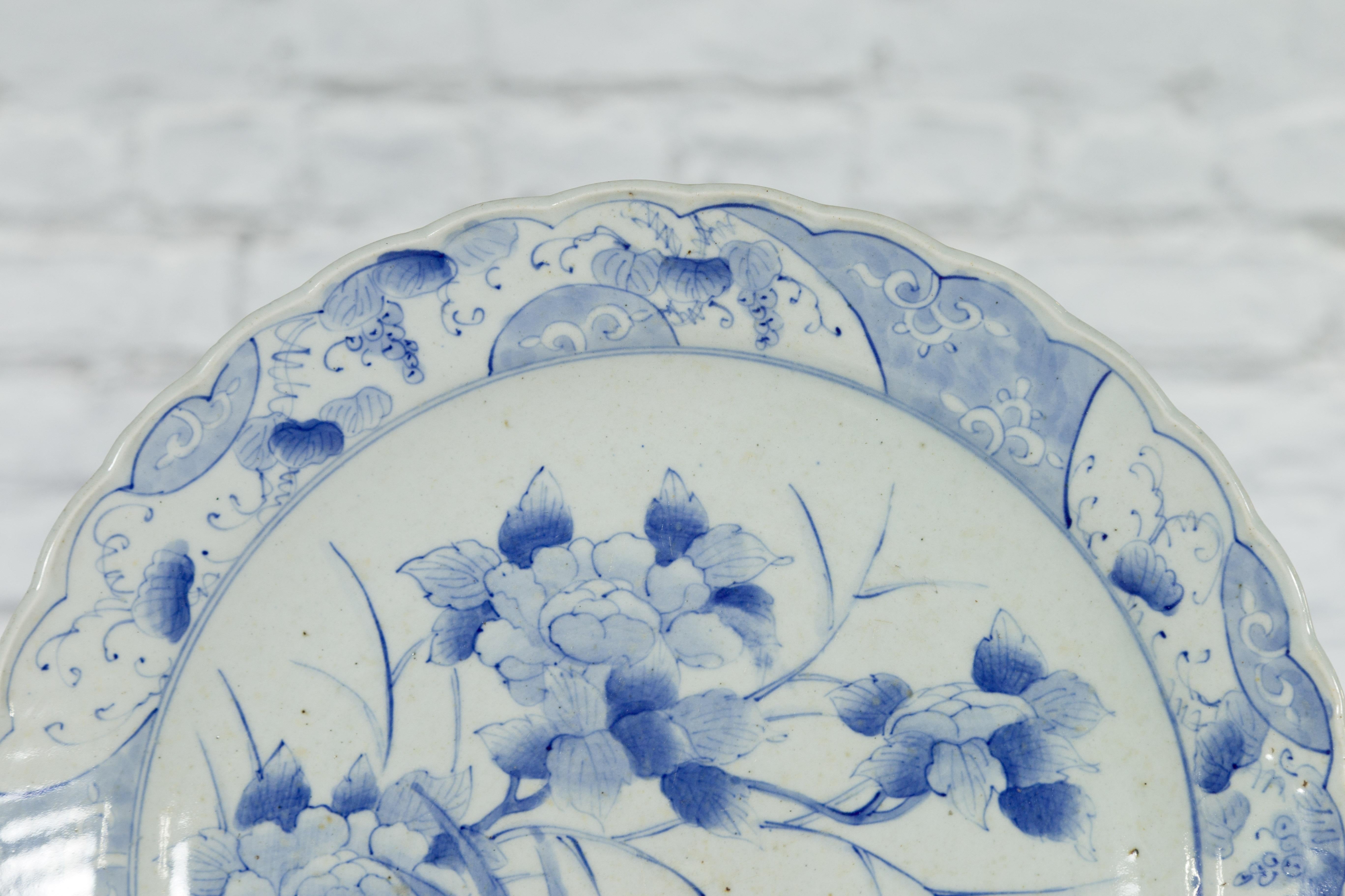 XIXe siècle Assiette japonaise du 19ème siècle en porcelaine bleue et blanche peinte à la main avec coqs en vente