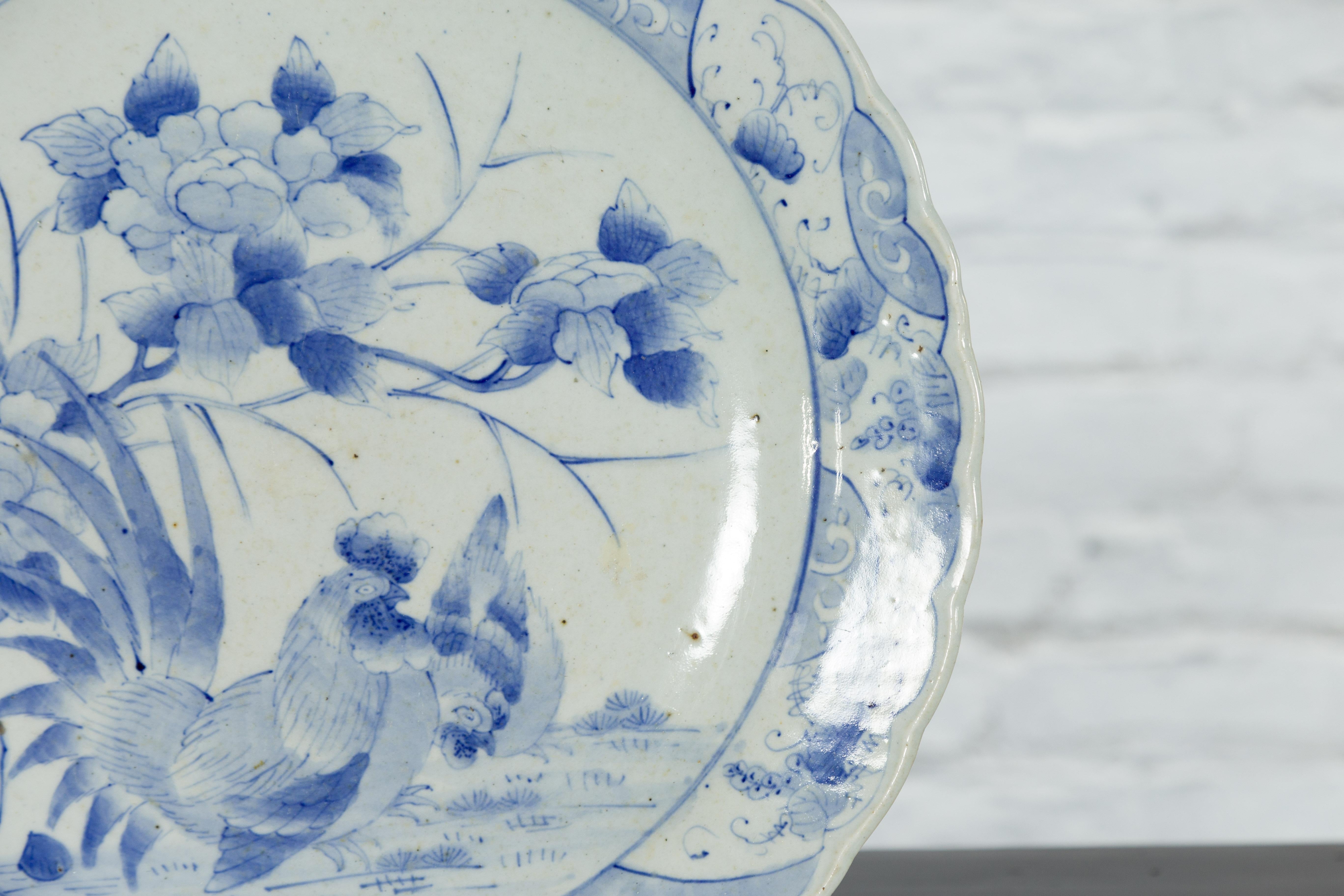 Porcelaine Assiette japonaise du 19ème siècle en porcelaine bleue et blanche peinte à la main avec coqs en vente