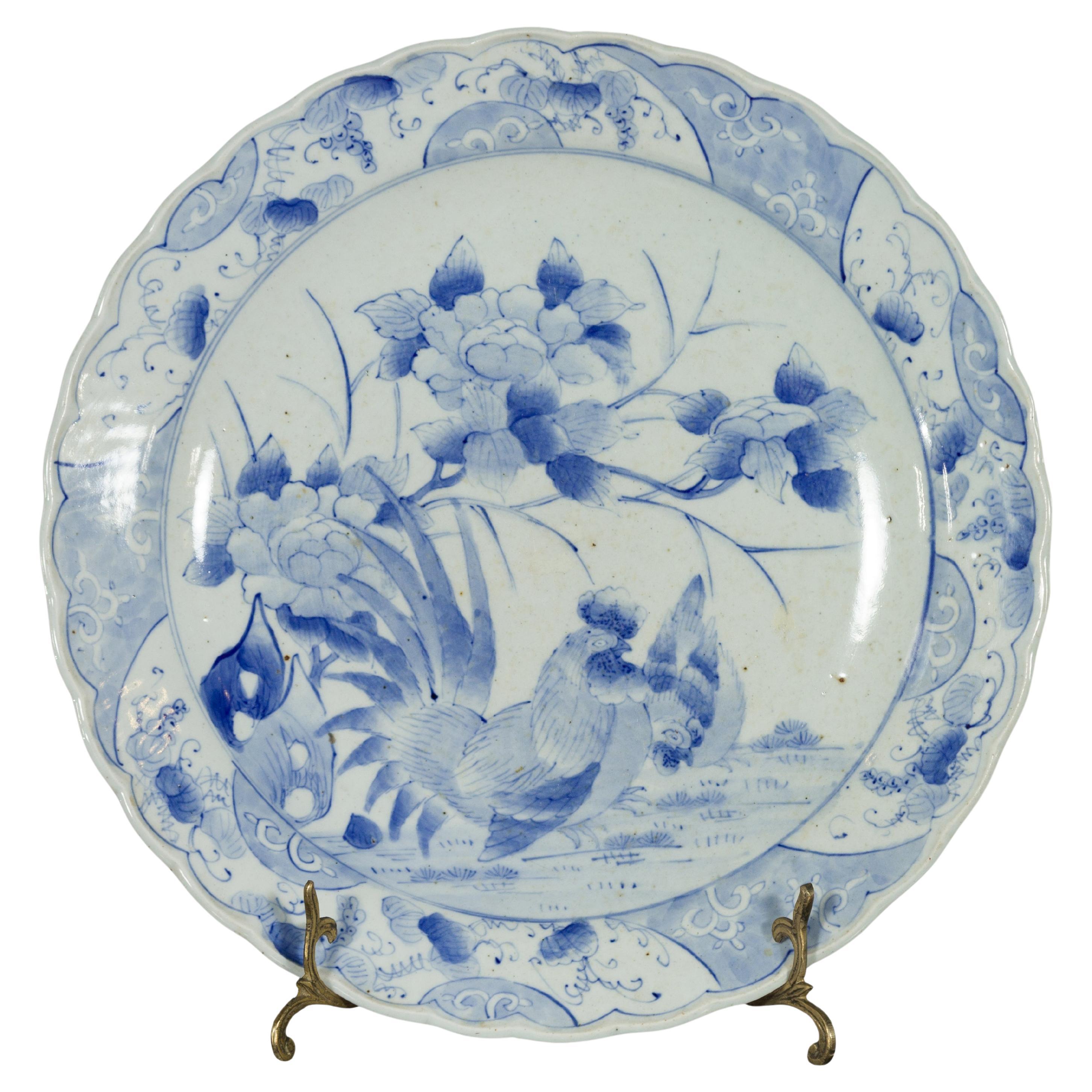 Japanischer handbemalter blau-weißer Porzellanteller des 19. Jahrhunderts mit Hahnen