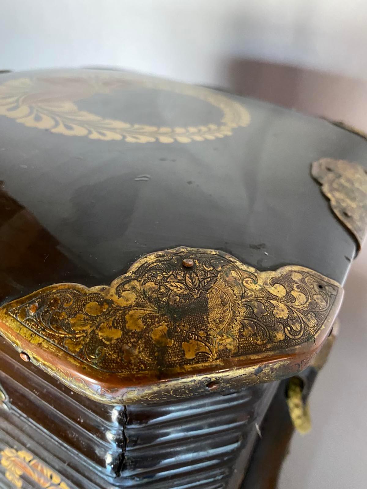 19th Century Japanese Hokkai, Lacquered Decorative Box in Gold and Black 6