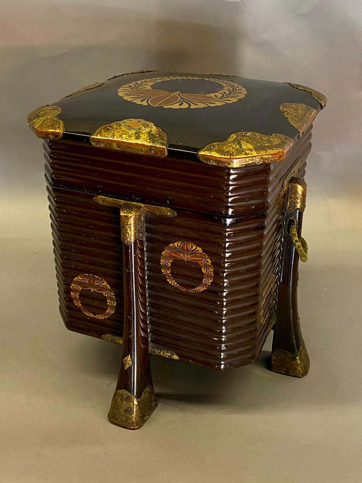 Edo 19th Century Japanese Hokkai, Lacquered Decorative Box in Gold and Black