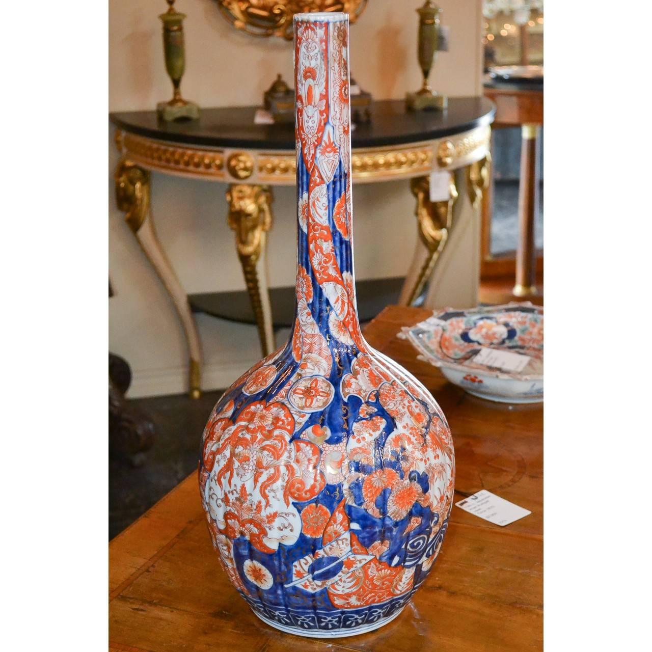 Vaso a tromba Imari riccamente dettagliato proveniente dal Giappone.
Bellissimi colori lapis e corallo.
Circa 1870.
2 altezza x 9 pollici di diametro