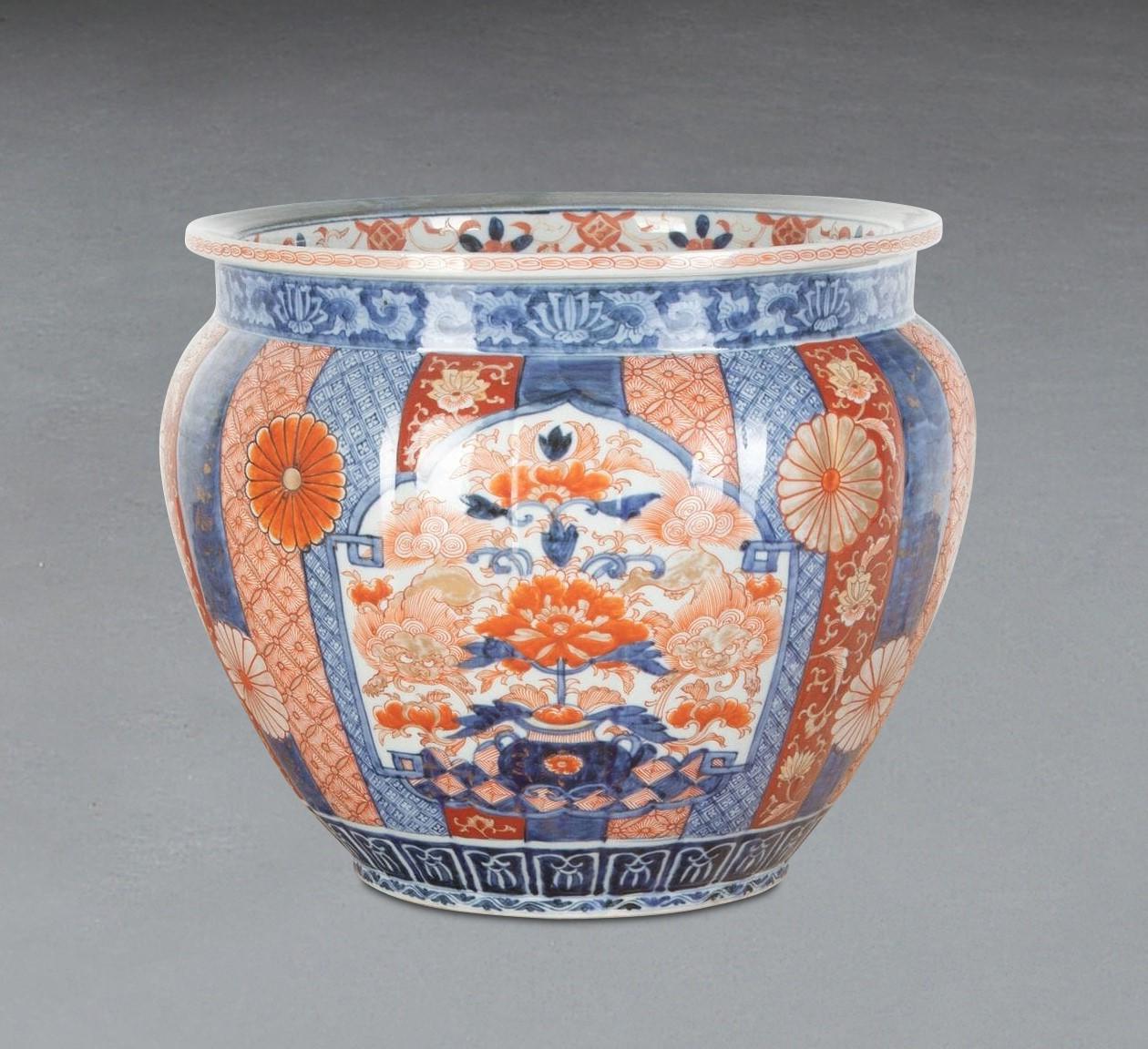 Eine große japanische Imari-Schale aus dem 19. Jahrhundert in gerippter Form mit farbenfrohen, handgemalten Motiven auf jedem Segment und zentral angeordneten Blattwerken und Blumenköpfen. In ausgezeichnetem Zustand. Um 1880.

H: 28 cm (12