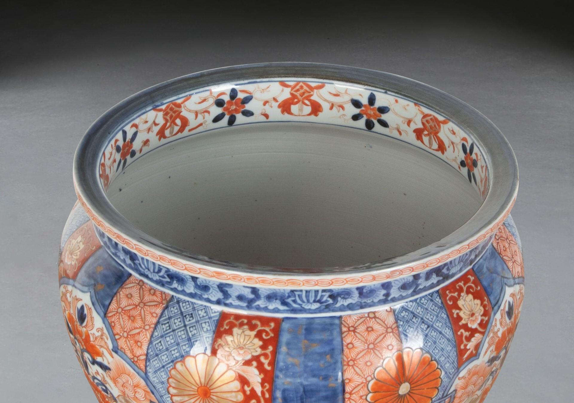 Painted 19th Century Japanese Imari Bowl For Sale