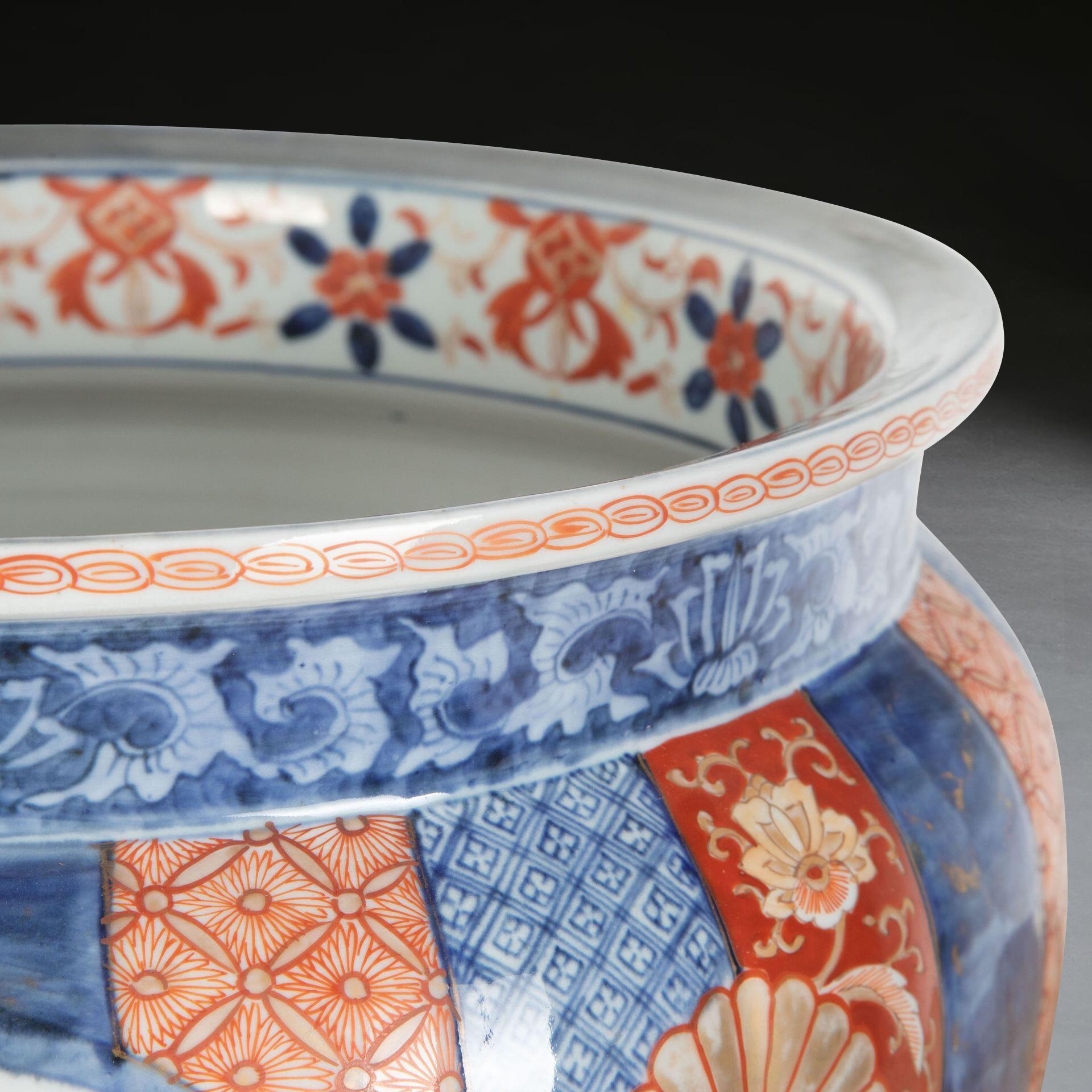 19th Century Japanese Imari Bowl In Good Condition For Sale In Shipston-On-Stour, GB