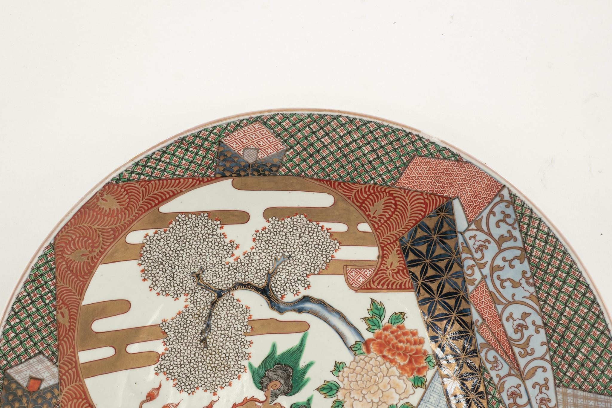 Japanisches Imari-Ladegerät aus dem späten 19. Jahrhundert mit einer Löwenszene in der Natur.