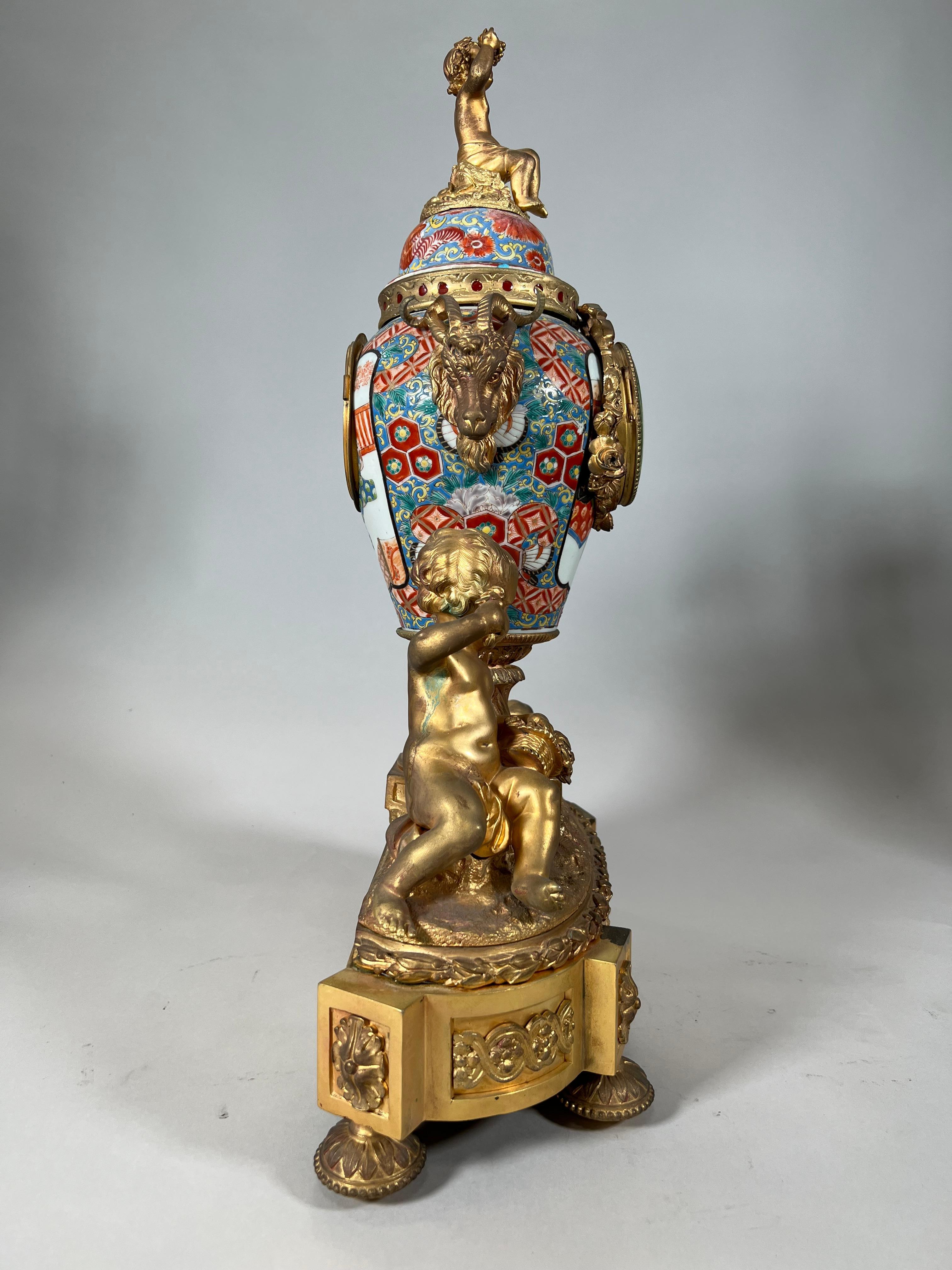 Kaminuhr aus japanischer Imari- und französischer Bronze des 19. Jahrhunderts (Vergoldet) im Angebot