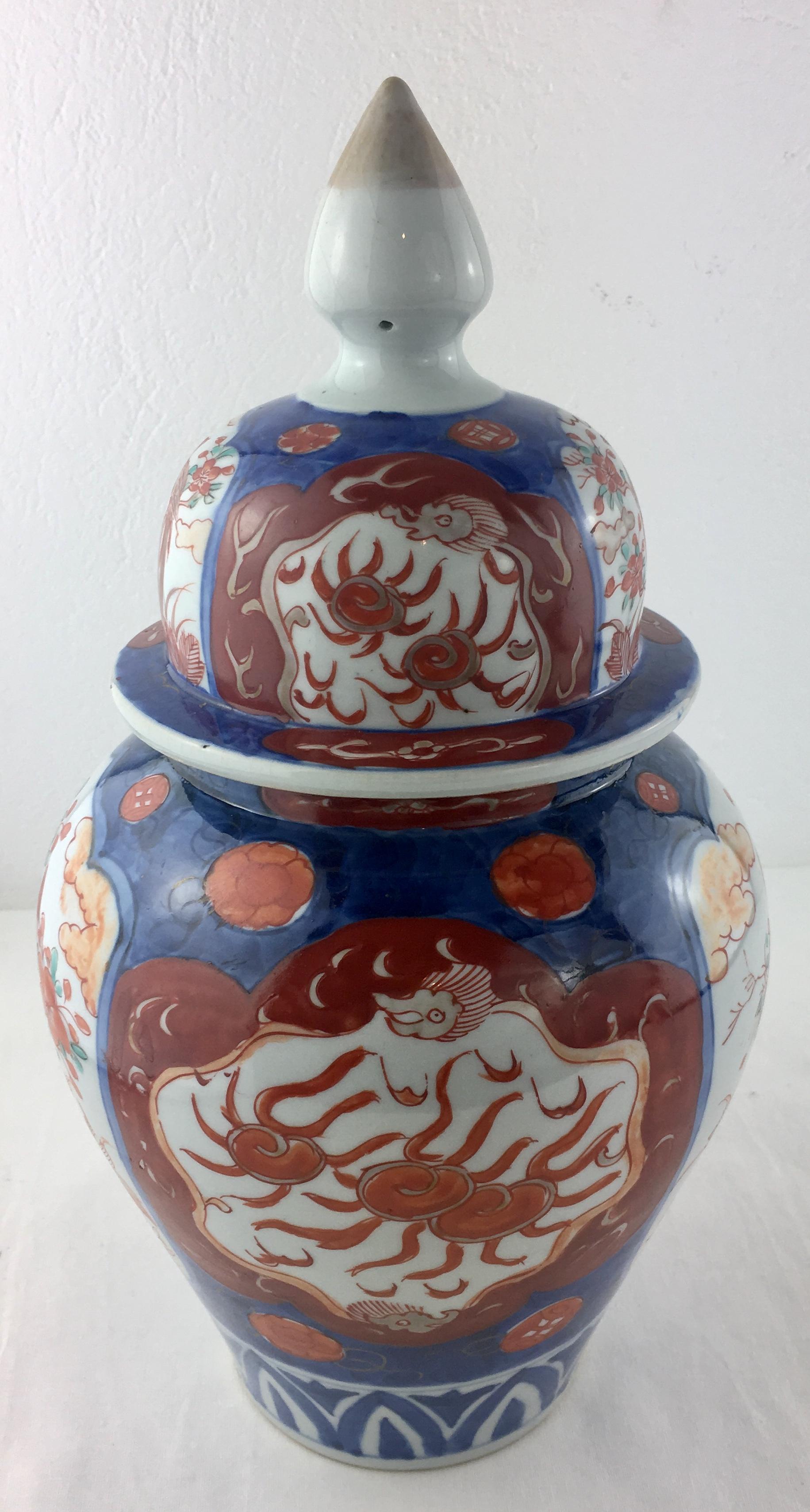 Meiji Jarre et couvercle de temple japonais Imari du 19e siècle en vente