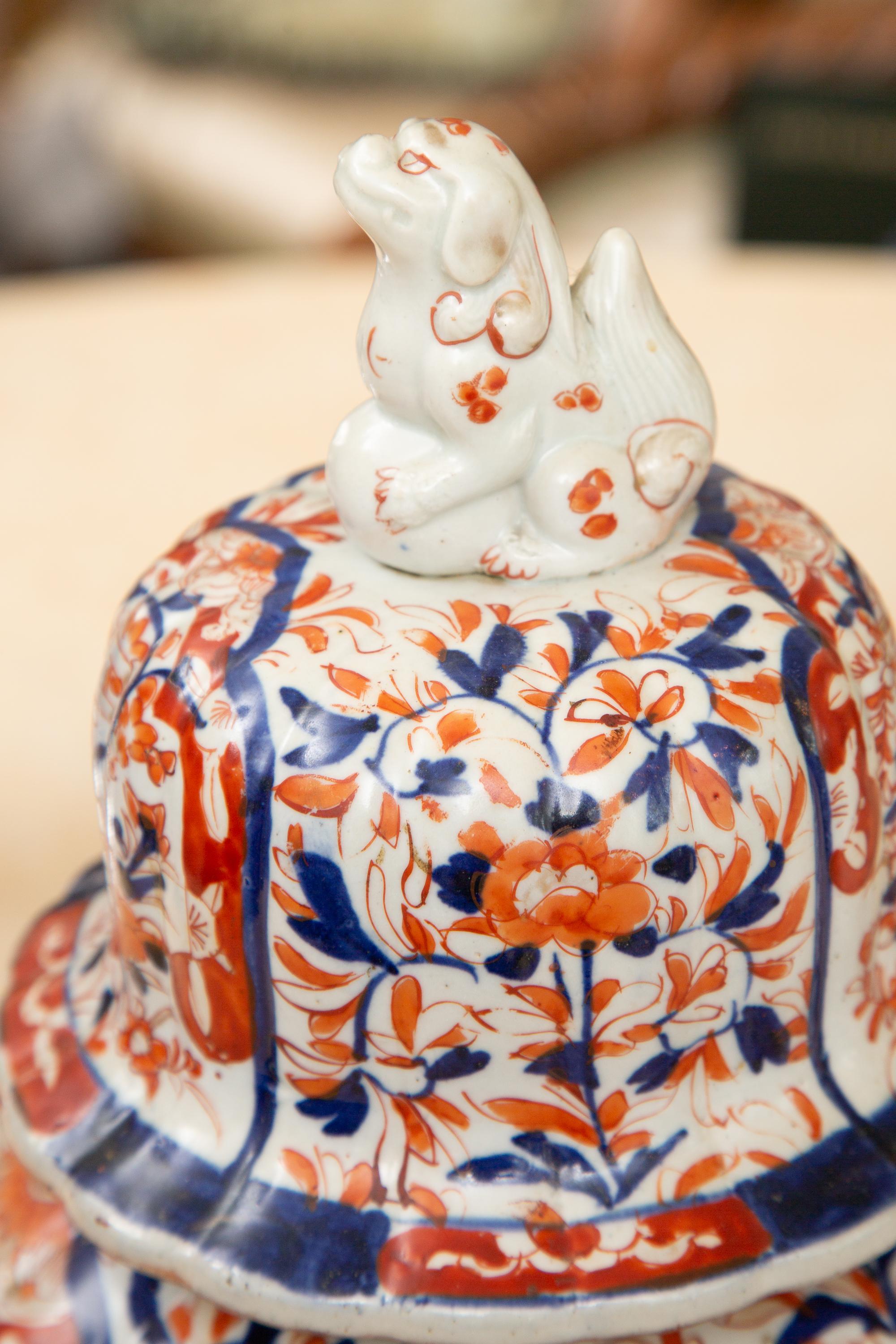Peint à la main Vase à couvercle Imari japonais du 19ème siècle en vente