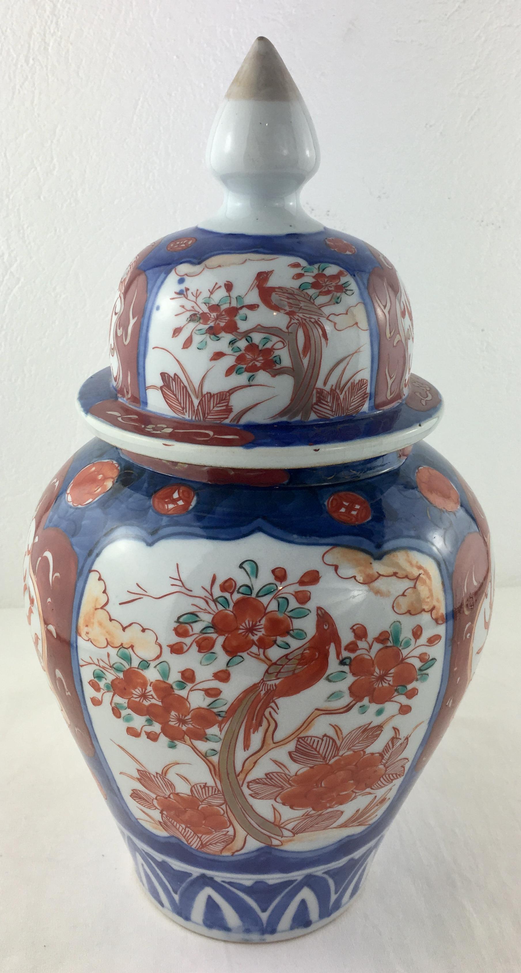 Peint à la main Jarre et couvercle de temple japonais Imari du 19e siècle en vente